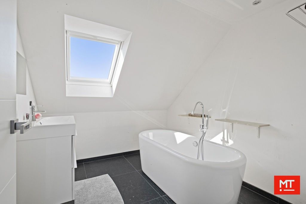 Alleenstaande woning met landelijk verzicht op 3.584 m² te koop in Ledegem foto 16