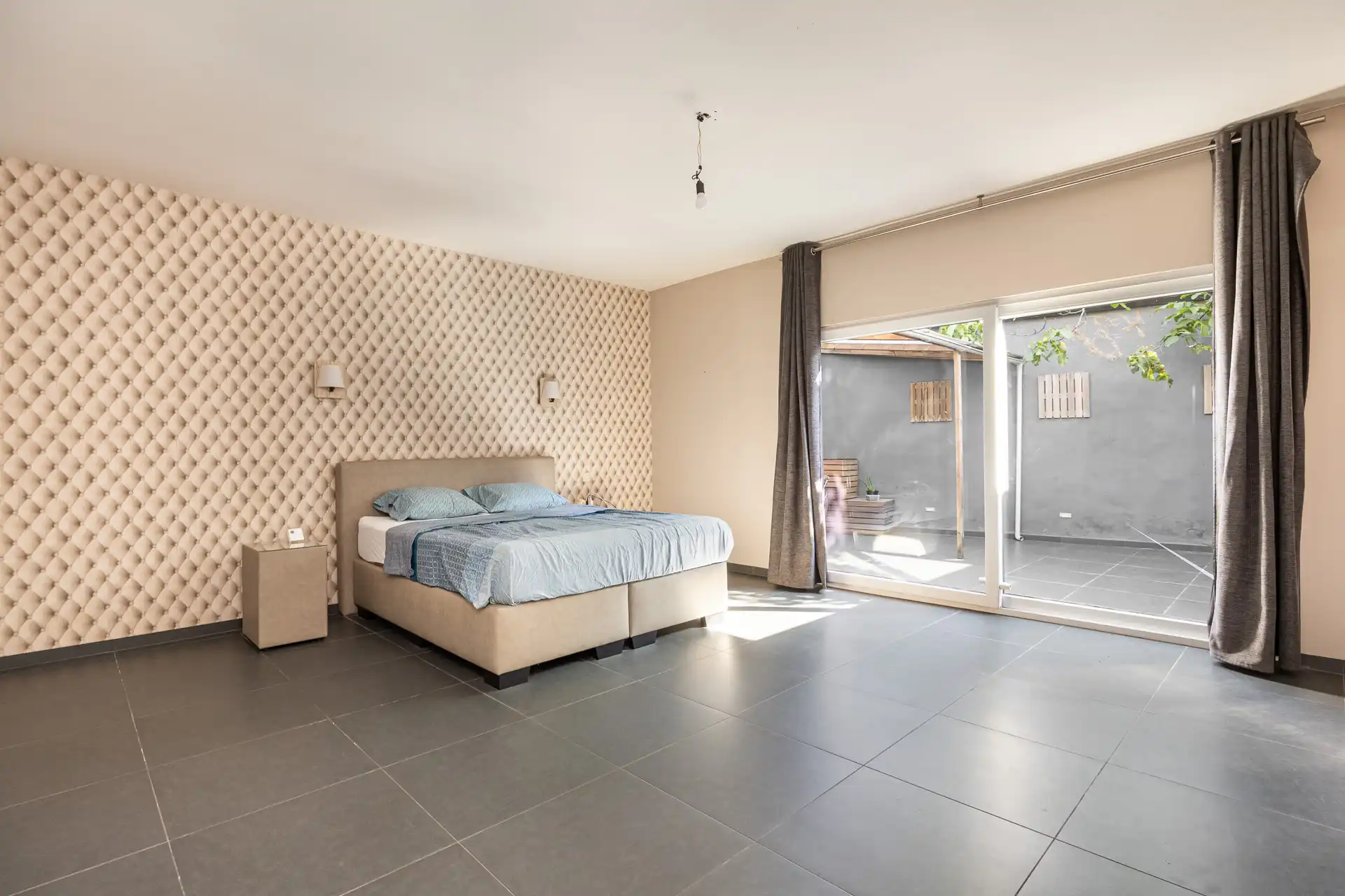 RUIME woning: 3 slpk, 2 badk, garage, terras & koer foto 12