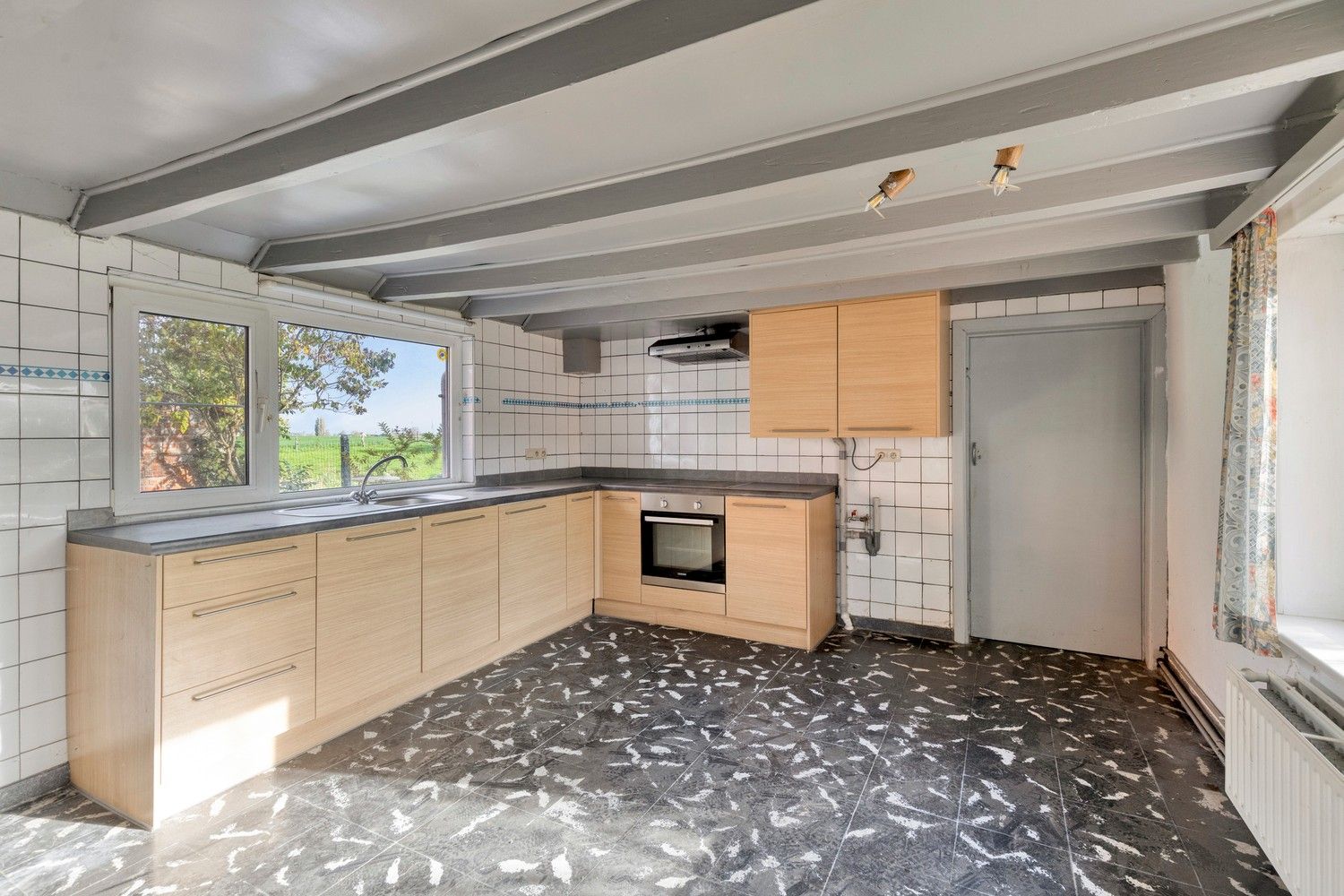 Beveren aan de IJzer: Charmant en historisch hoevetje met woonhuis, diverse stallingen, loods en weide op 3.967m² totale grondopp. foto 9