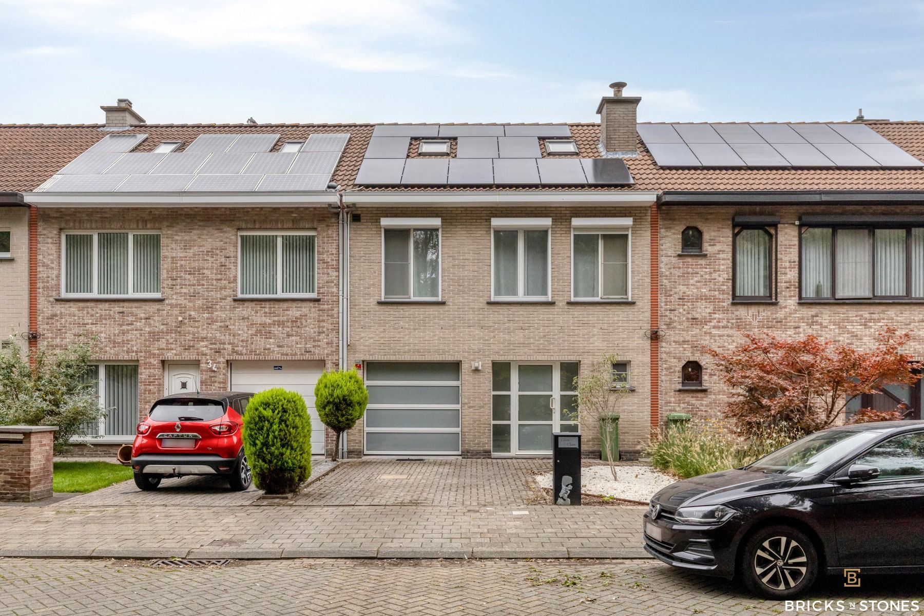 Instapklare woning met 4 slaapkamers, garage en tuin foto {{pictureIndex}}