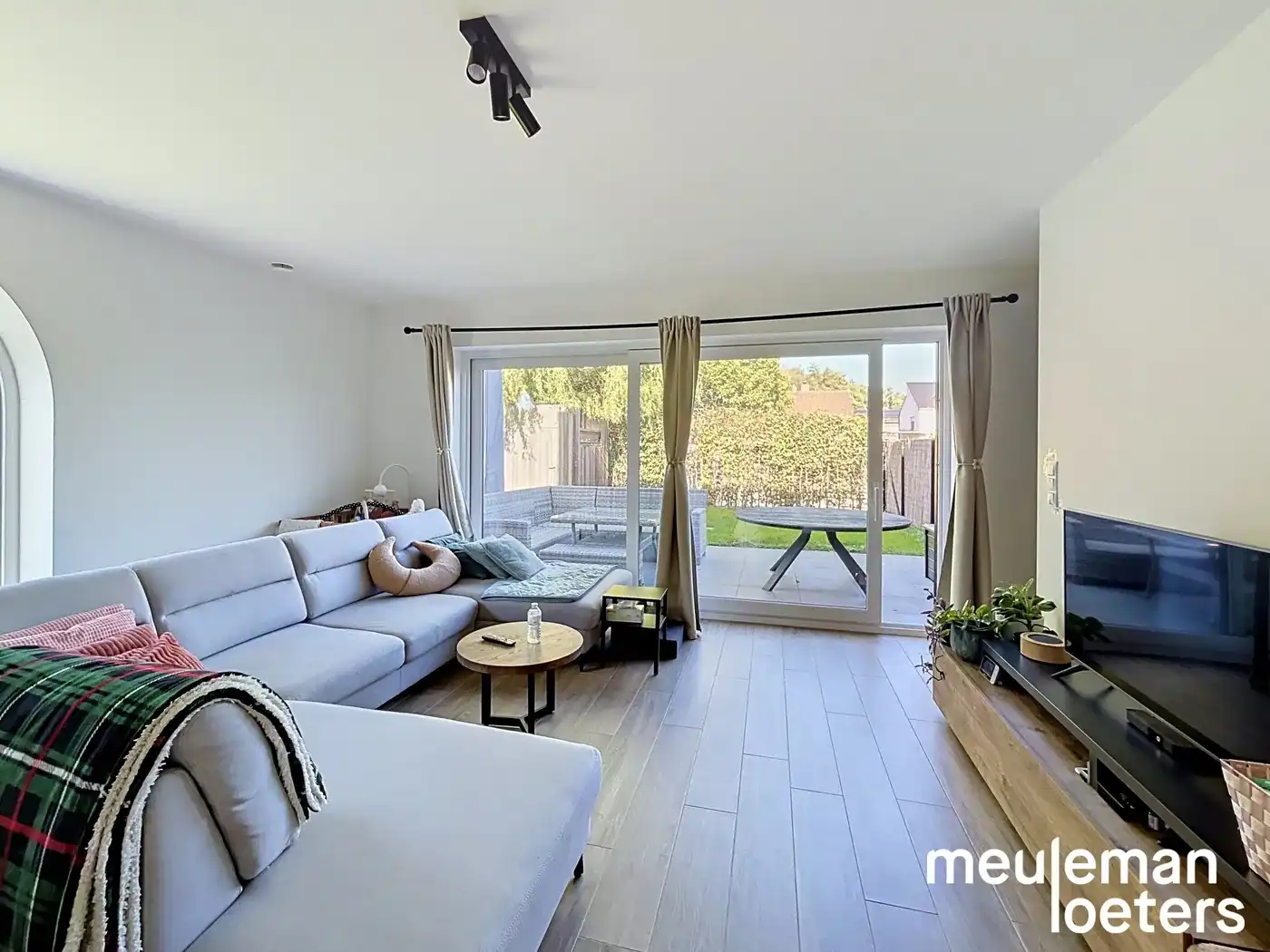 Uitstekend afgewerkte nieuwbouwwoning in pastoriestijl op rustige doch centrale ligging nabij commercieel centrum foto 4