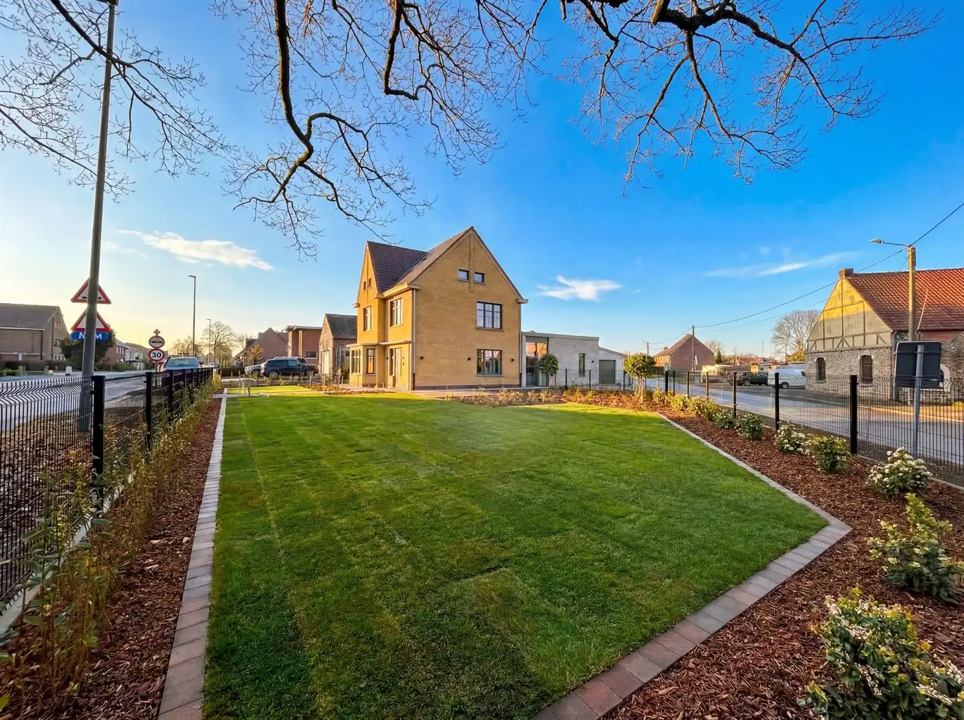 Prachtige, volledig gerenoveerde woning met 3 slaapkamers, vrijstaande garage, omheinde tuin en 20 zonnepanelen in Kinrooi.  foto 23