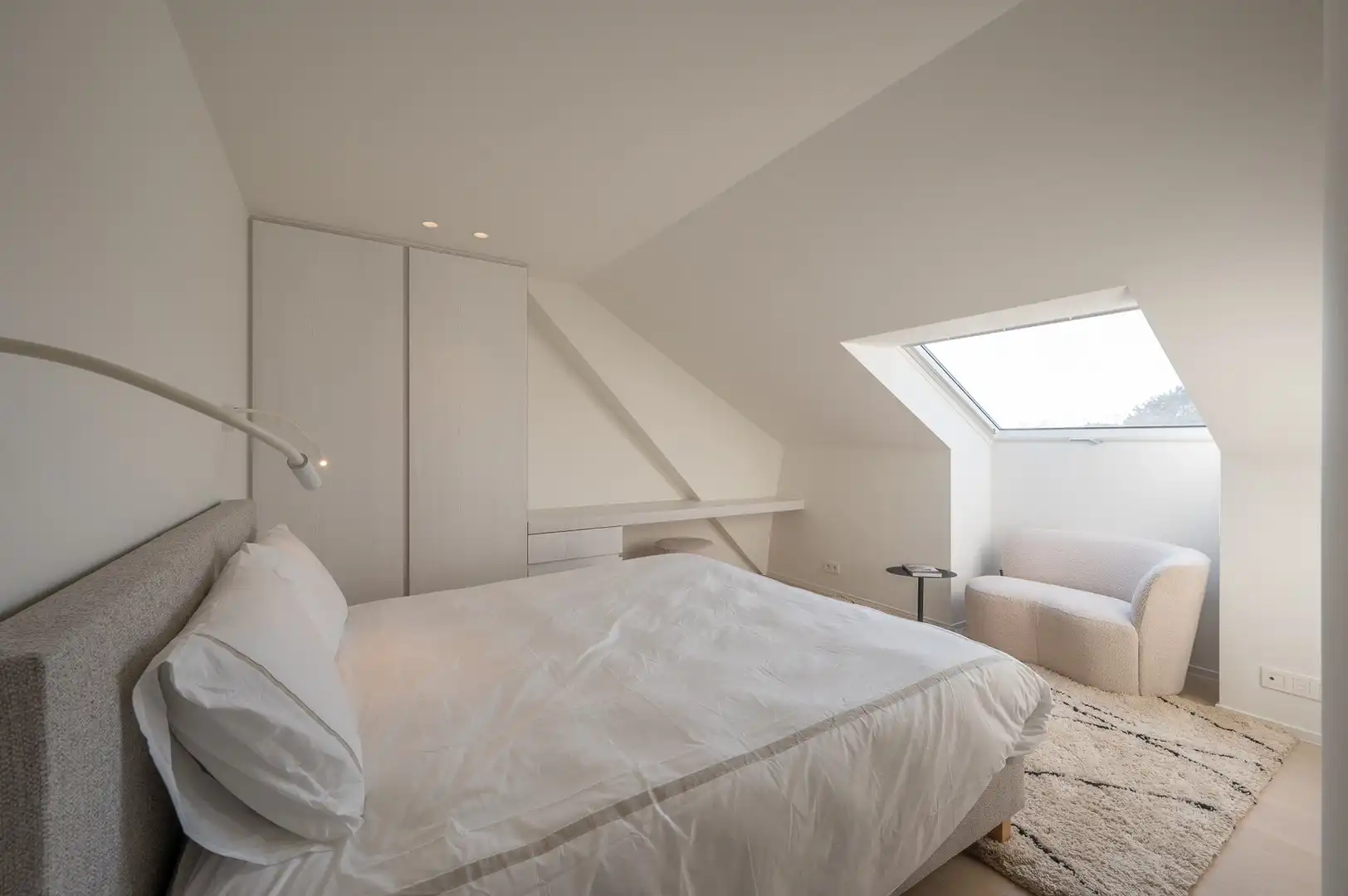 Zonnig gerenoveerd appartement met zuidwest gericht terras en open zicht op wandelafstand van het strand in hartje Zoute. foto 22