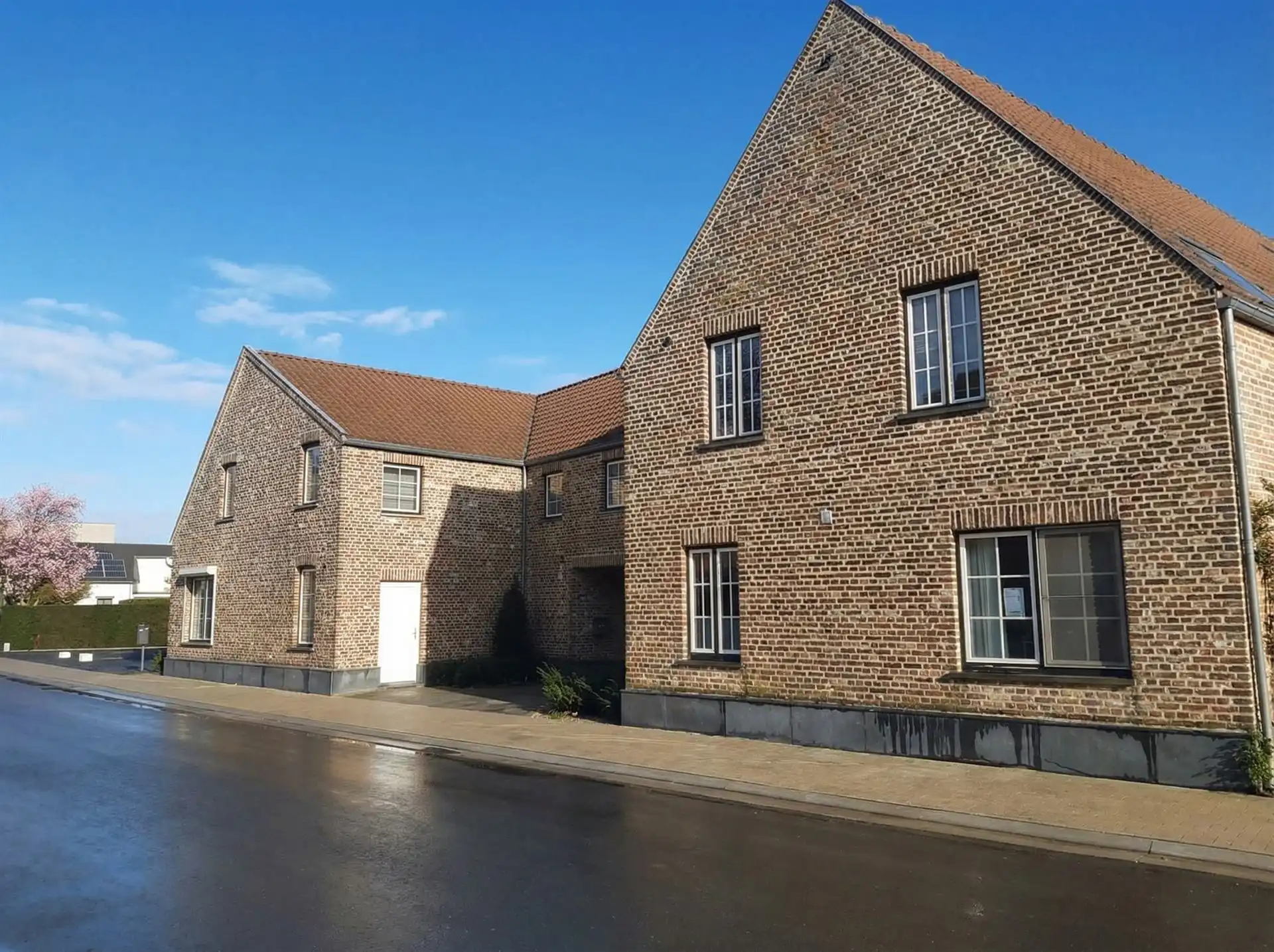 Ruime triplex met studio te koop in Opgrimbie! foto 2