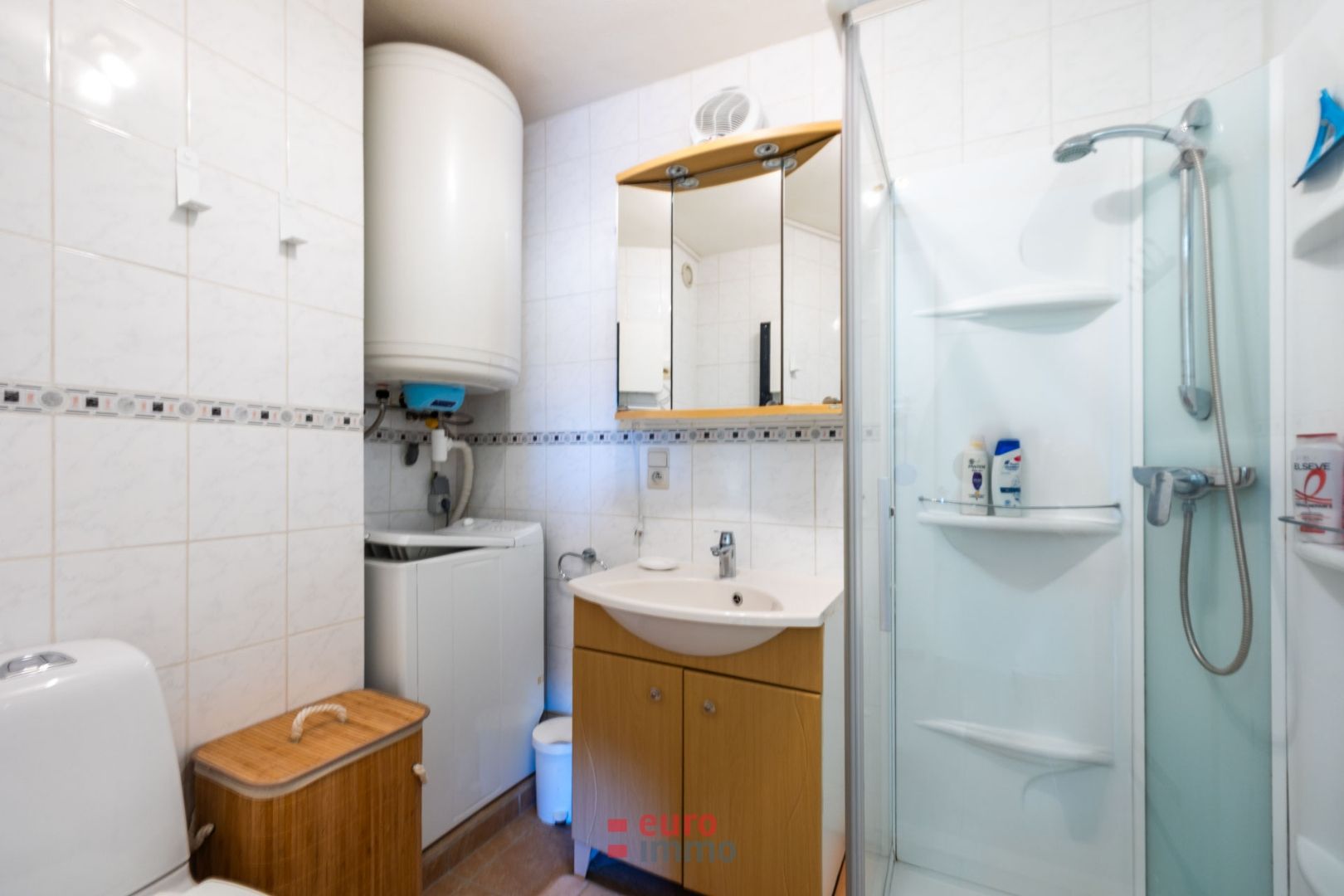 Héél breed, instapklaar appartement met 1 slaapkamer en slaaphoek. foto 9