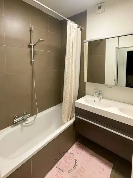 Perfect gelegen, recent appartement met twee slaapkamers foto 8