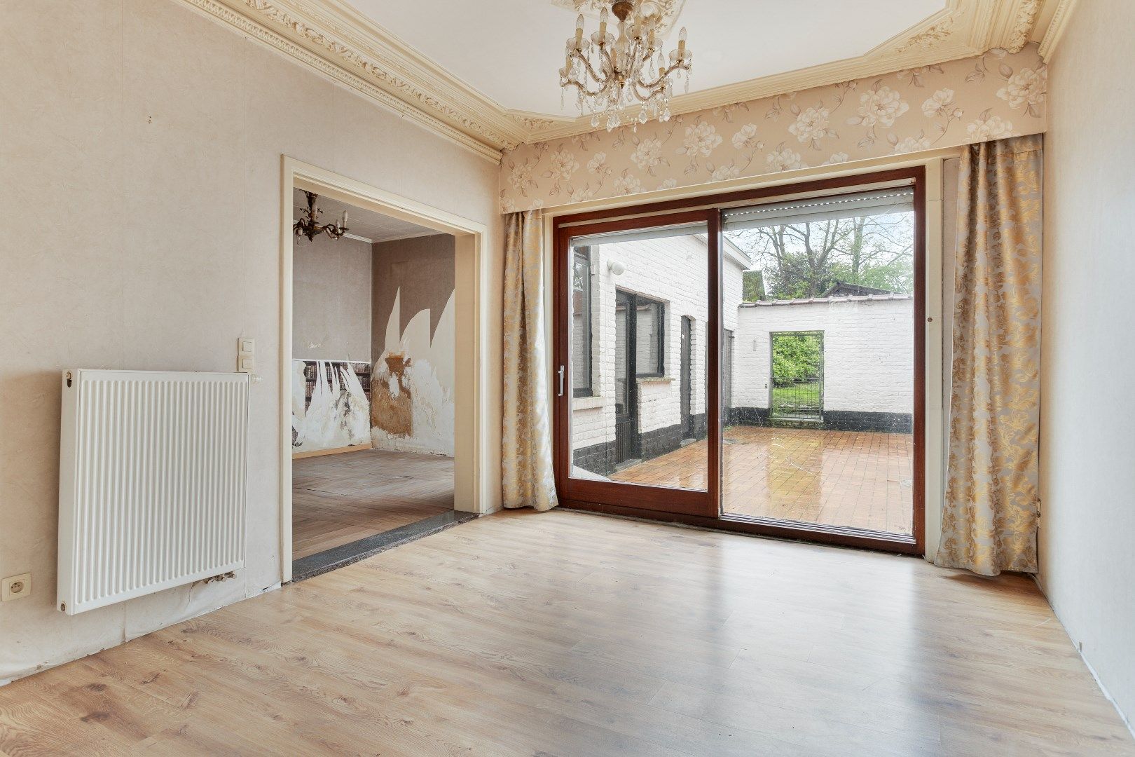 Ruime op te knappen woning met grote tuin foto 7