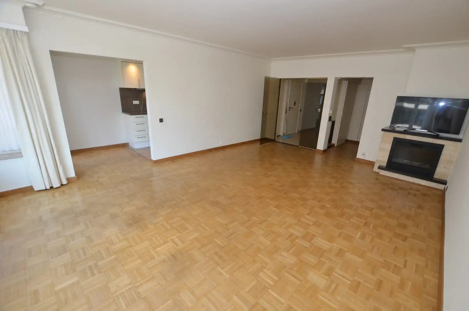Mooi ruim, gerenoveerd appartement met open zicht foto 2