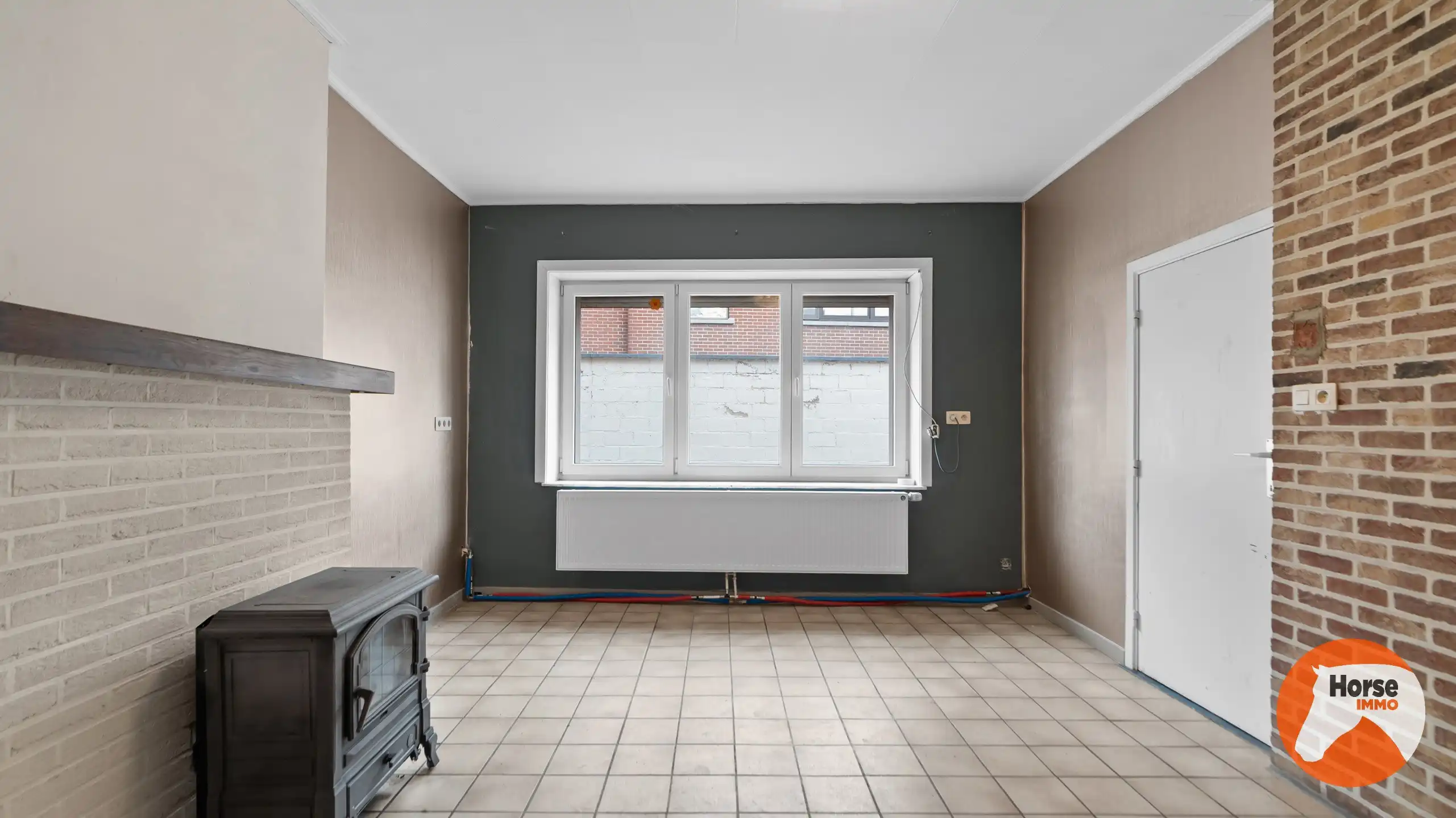 RIEMST - Te renoveren woning met stalling foto 5