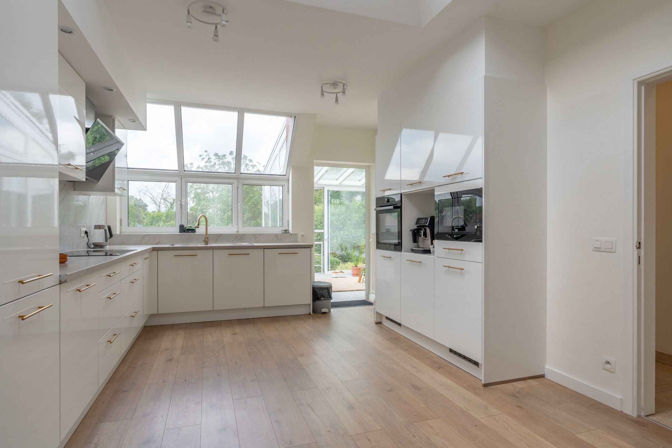 Volledig vernieuwde  woning/kantoor/handelspand met 5 slpks foto 13