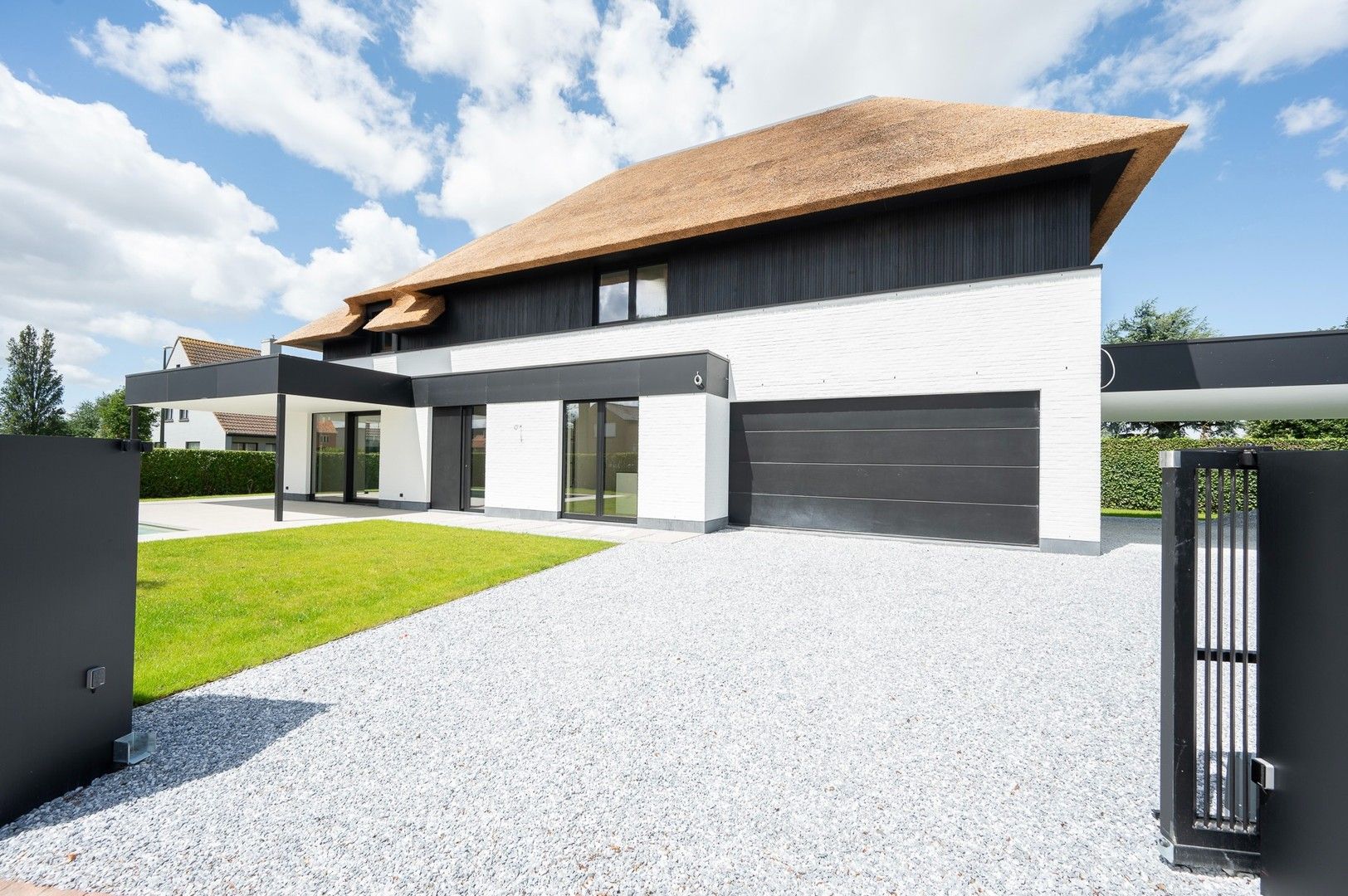 Prachtige nieuwbouw villa met 5 slaapkamers gelegen in een rustige residentiële omgeving vlakbij het centrum. foto 17