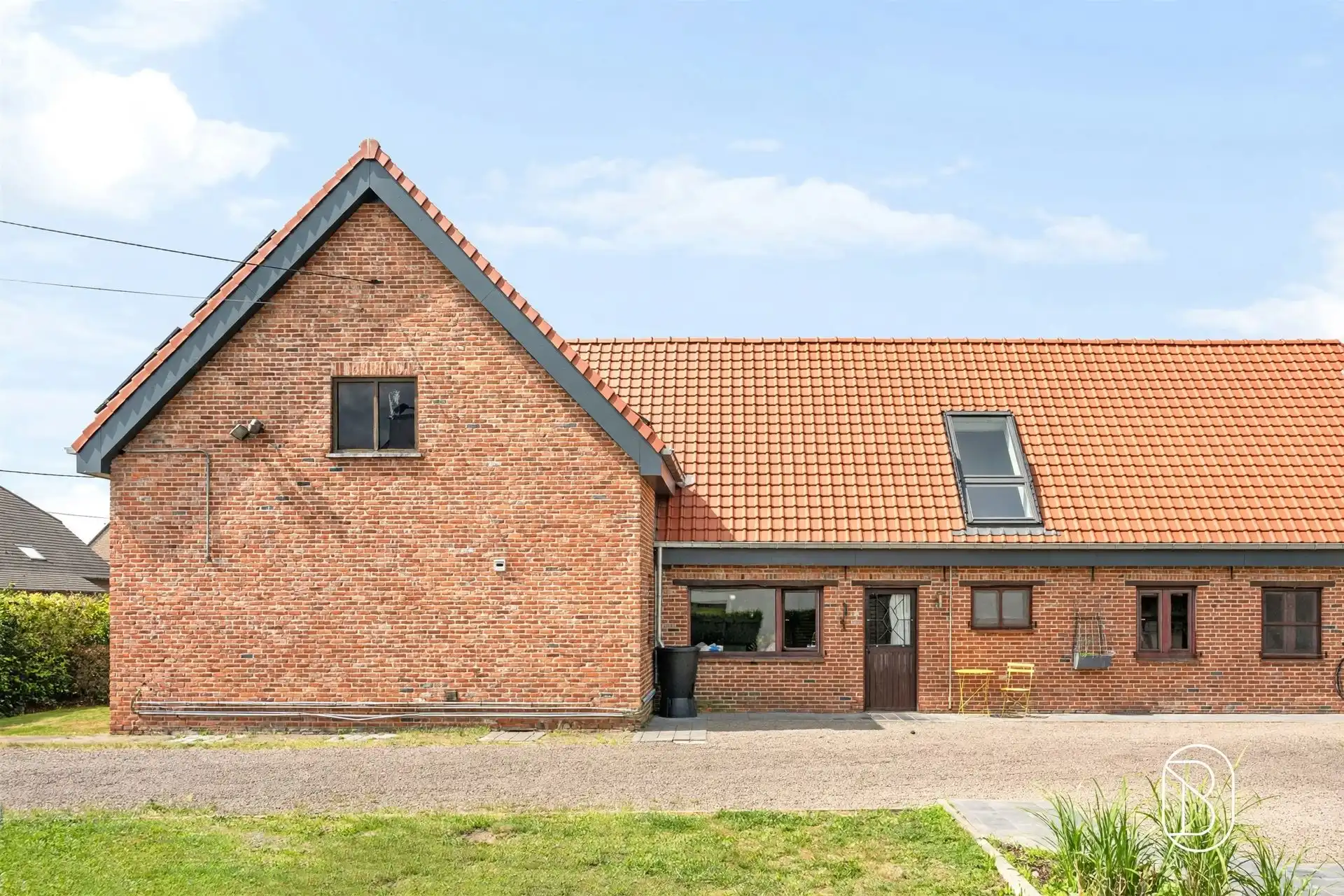Ruime woning met 5 slpk, garage en bijgebouw op 2.279 m² foto 3