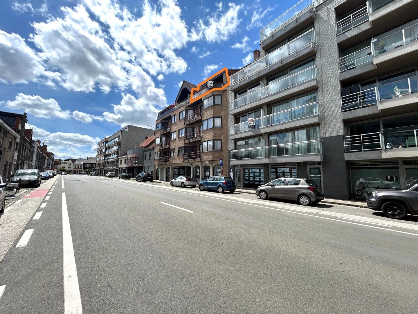 Instapklaar appartement met 2 slaapkamers & 2 terrassen in het centrum van Roeselare! foto 1