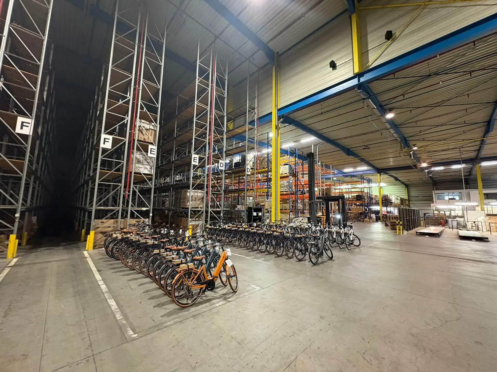 Hoge magazijnruimte van 5.400m² met hoogtes van  ca. 9m en ca. 14m foto 14