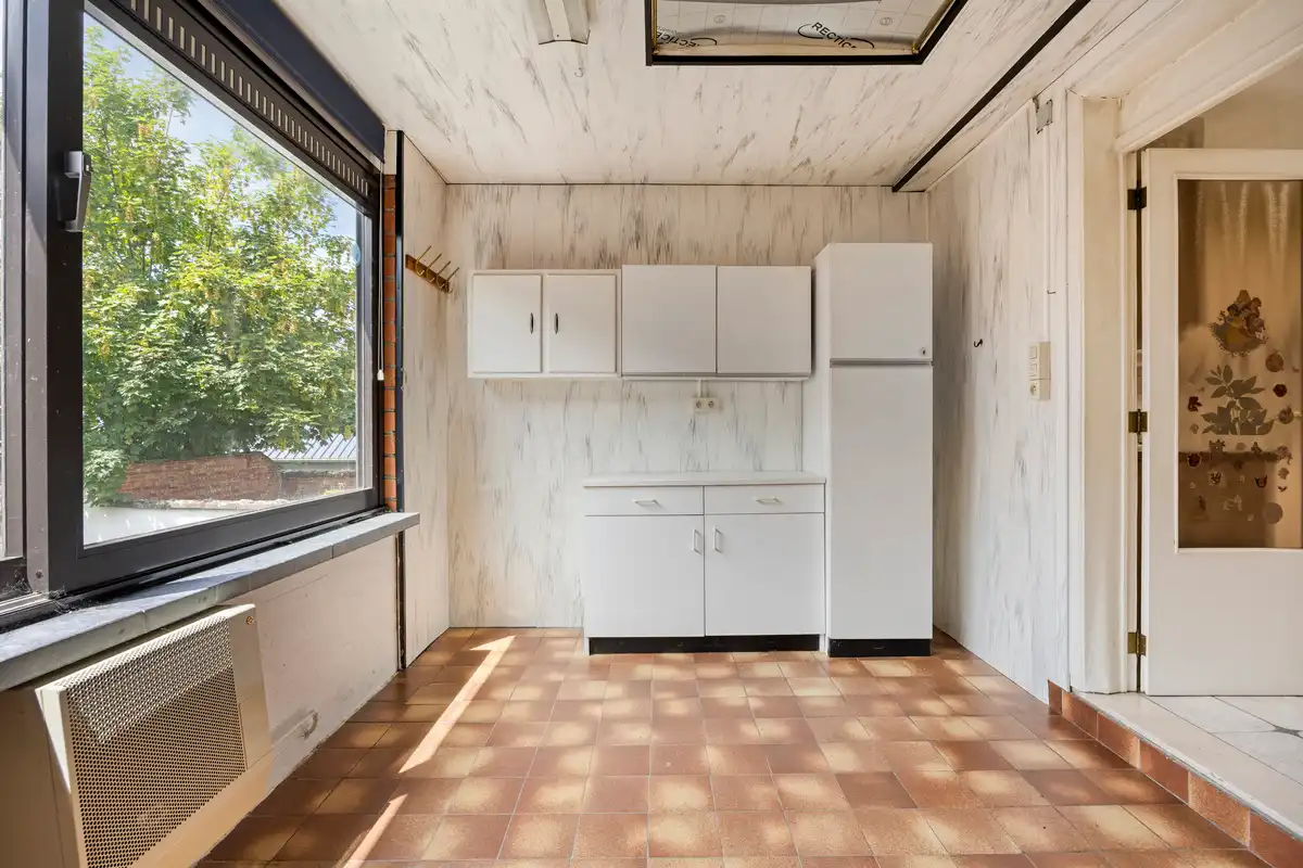 Te renoveren woning met grote garage foto 28