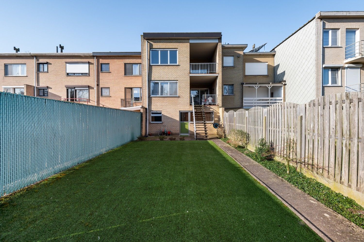 Unieke bel-etage verdeeld in 2 wooneenheden te koop in Hoevenen! foto {{pictureIndex}}
