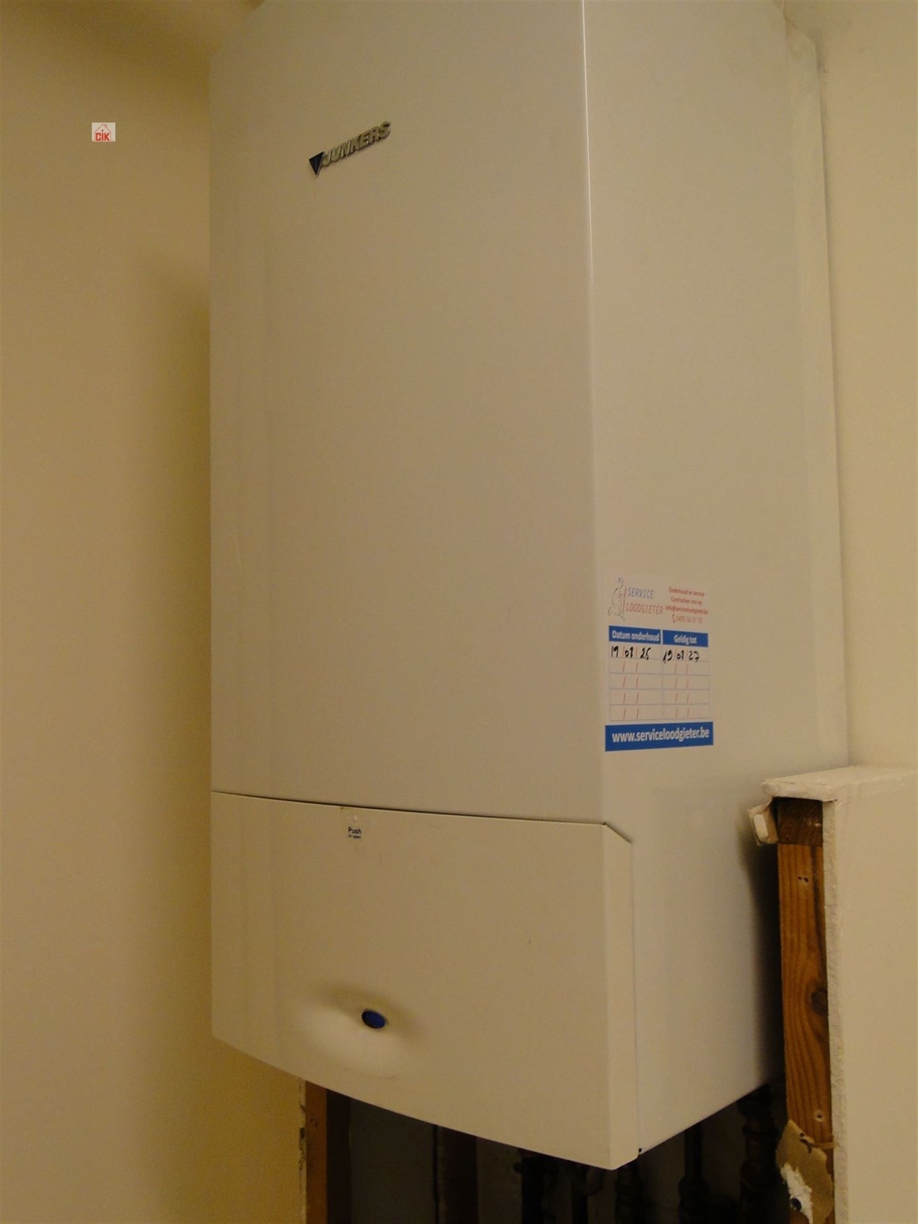 Handelsgelijkvloers met 3 bovengrondse autostaanplaatsen gelegen vooraan het gebouw foto 14