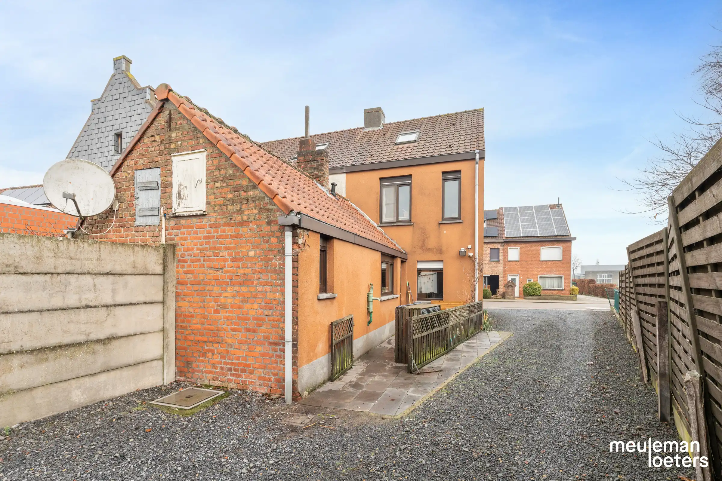 Charmante te renoveren halfopen woning met garage en ruime tuin foto 2