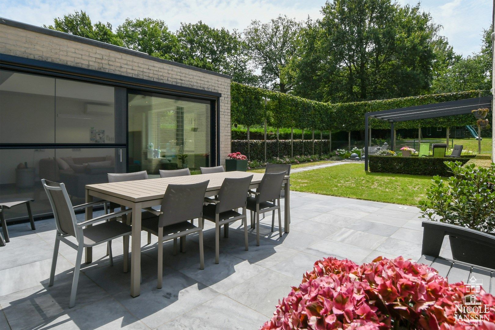 Hedendaagse gezinswoning met vier slaapkamers en verzorgde tuin foto 29