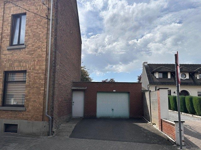 Gesloten garagebox met tuin foto {{pictureIndex}}