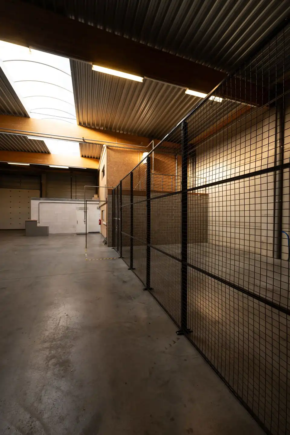 Te huur: bedrijfsunit met 360 m² magazijn en 144 m² kantoor foto 5