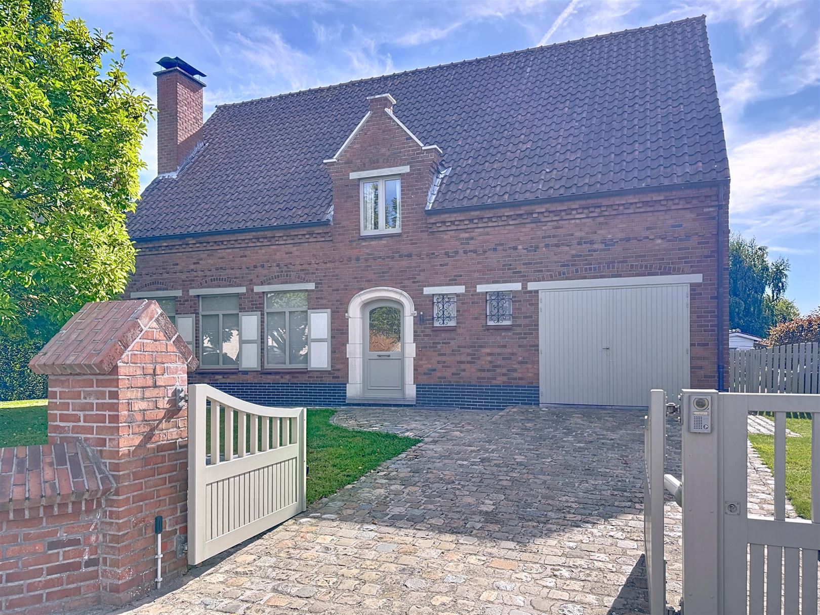 Ruime open bebouwing met 3 slks en prachtige tuin foto {{pictureIndex}}
