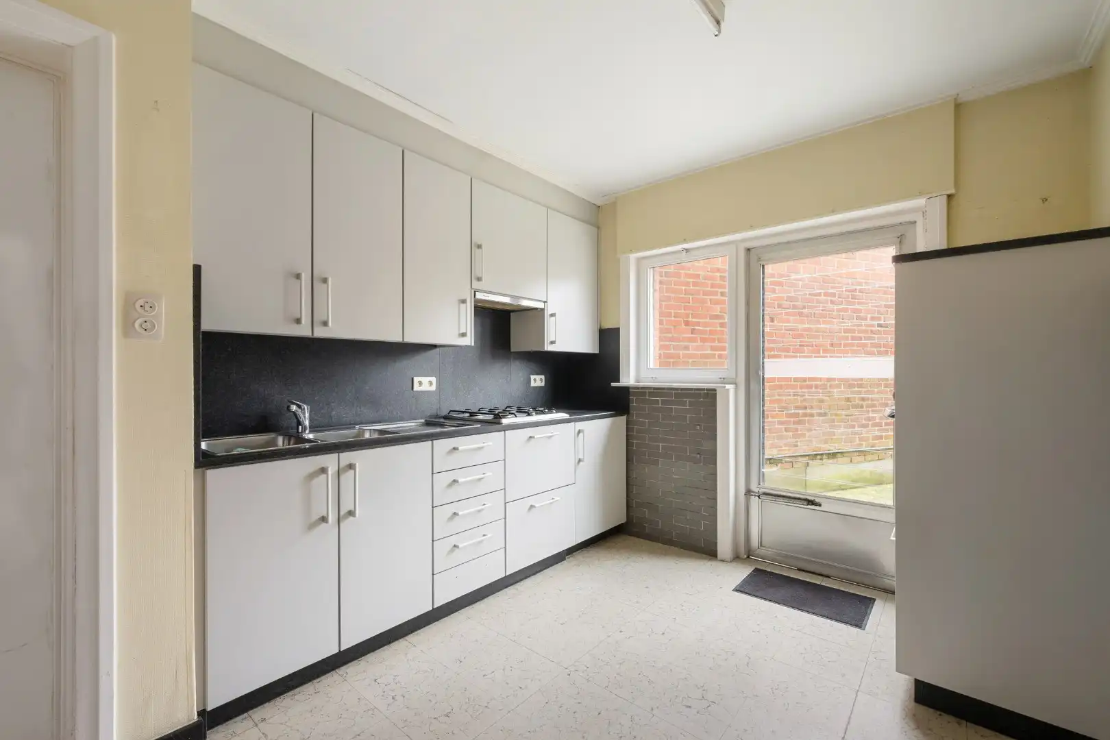 Woning met 3 slaapkamers, zolder, garage en tuin in het centrum van Dadizele foto 5