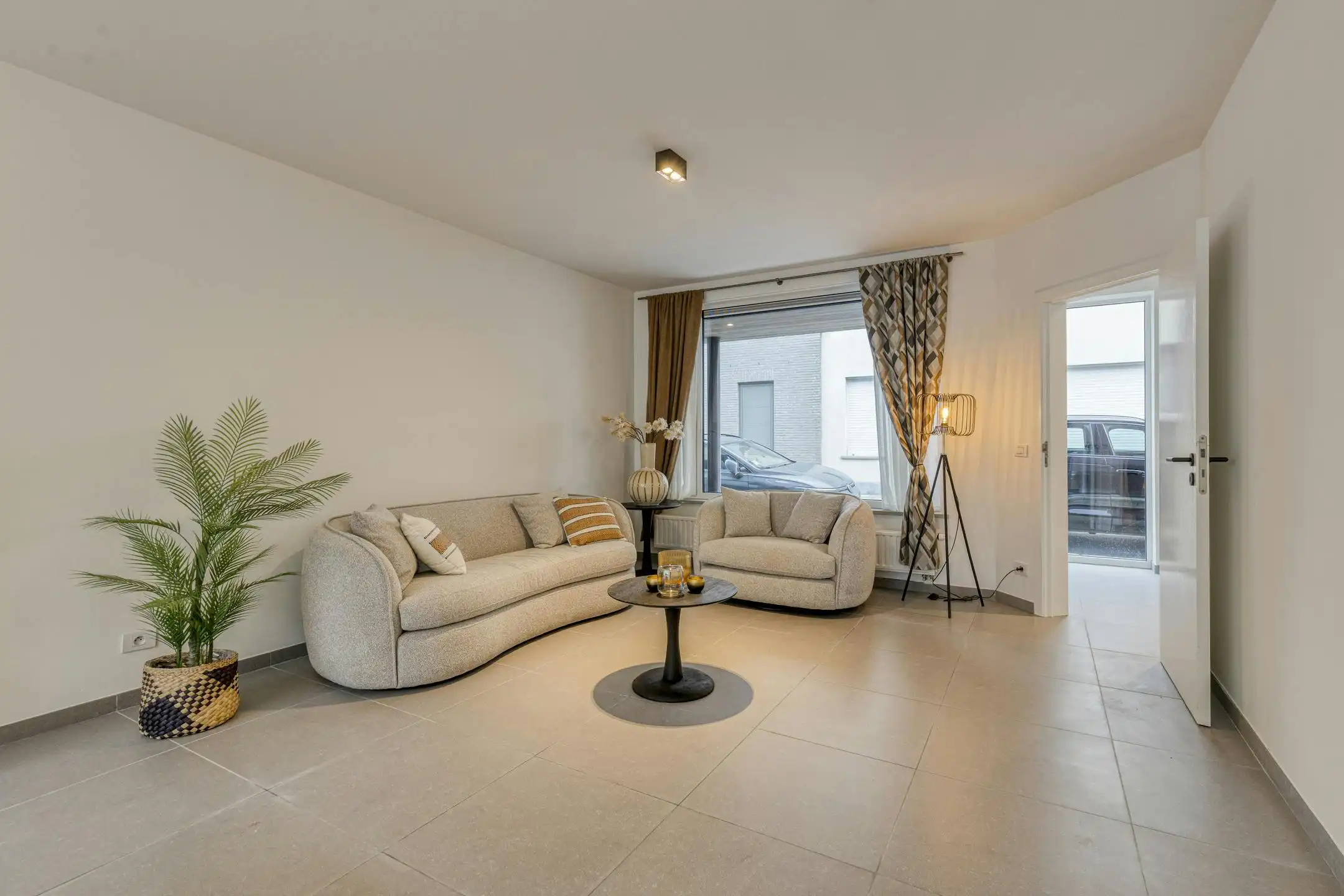 Instapklaar huis te koop met 4 slaapkamers, tuin en garage foto 2