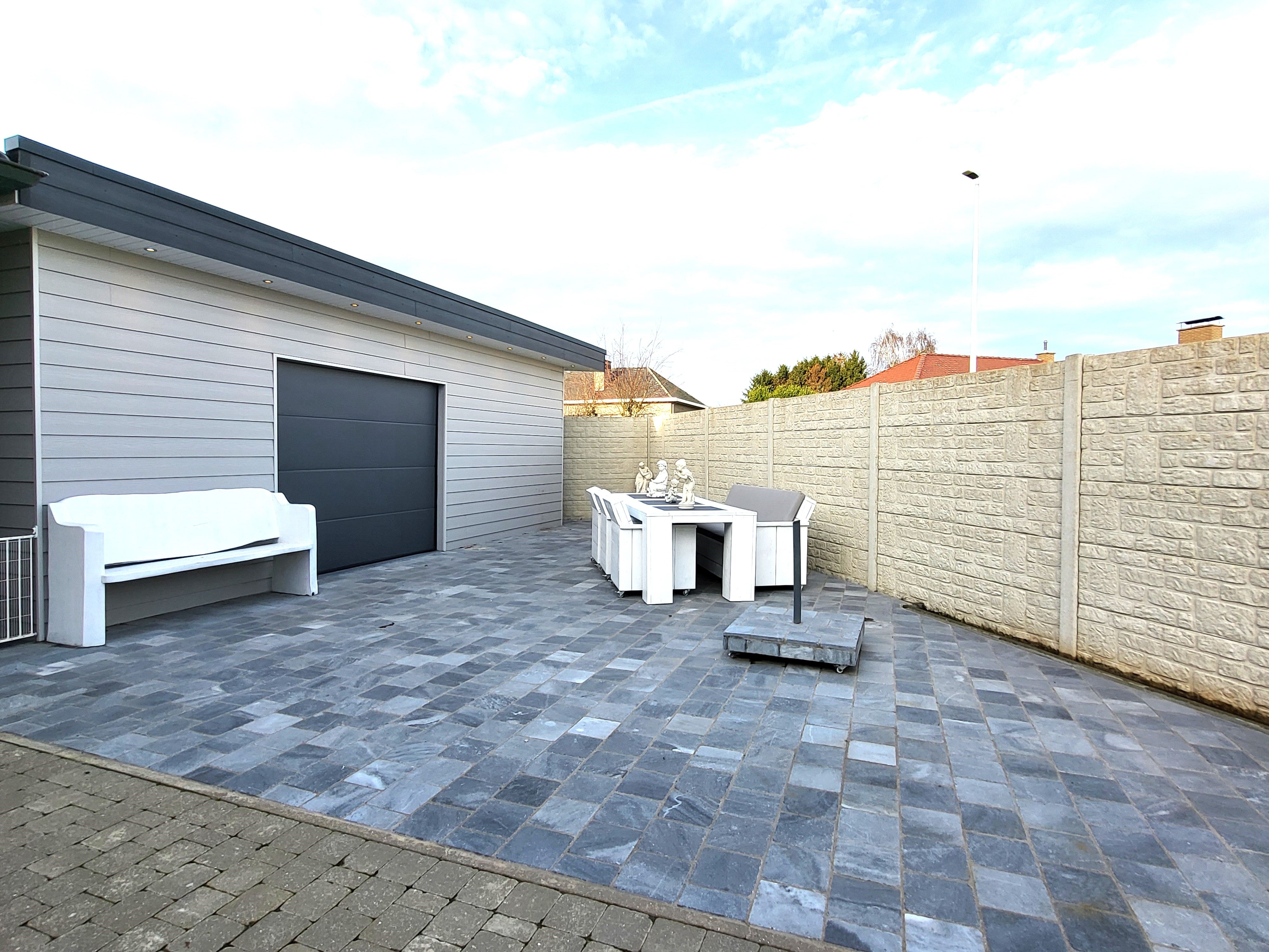 Instapklare villa op een perceel van 648 m² met dubbele garage, veranda en tuin.  foto 5