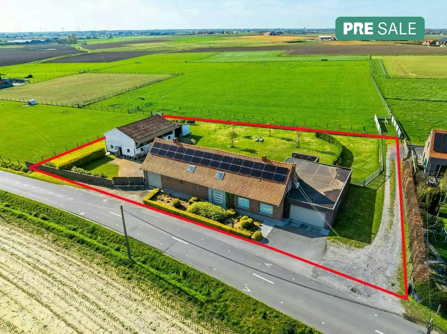 Landelijke woning met bijgebouw op 3.000m² te Passendale foto {{pictureIndex}}