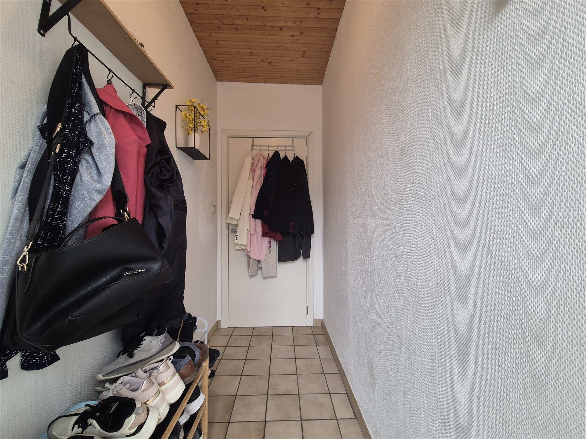 Centraal gelegen 2 slaapkamer woning met koer. foto 2