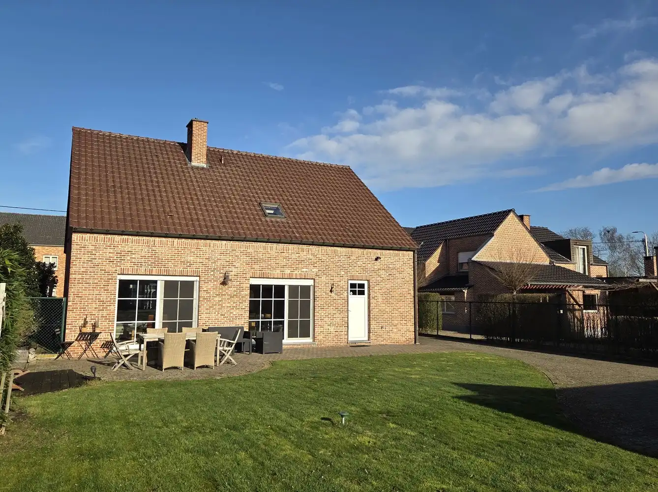 Zeer ruime gezinswoning, 4 slaapkamers, volledig onderkelderd met dubbele garage als bijgebouw foto 21