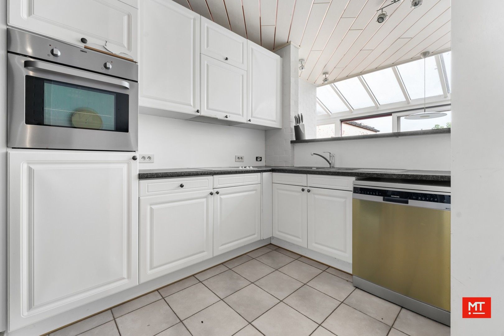 Bijzonder ruime woning met opslagruimte, dubbele garage en uitweg in centrum Langemark foto 4