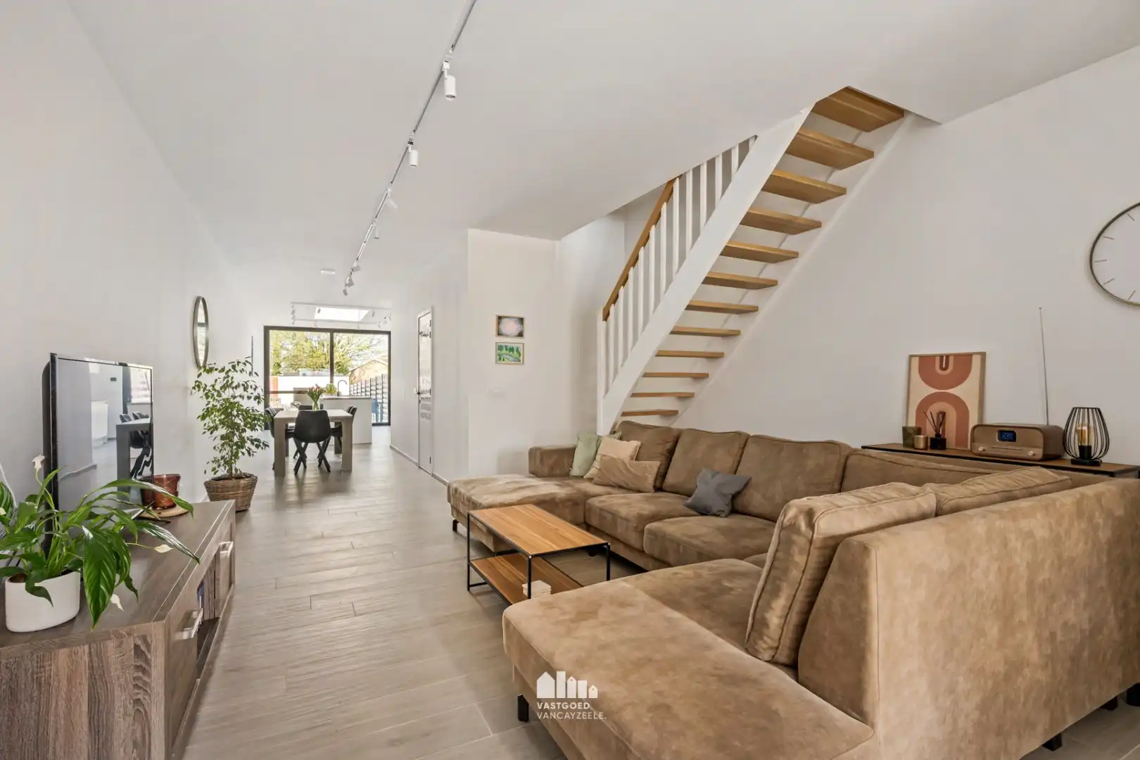 Volledig gerenoveerde woning met 5 slaapkamers, zonnige tuin en garage foto 2