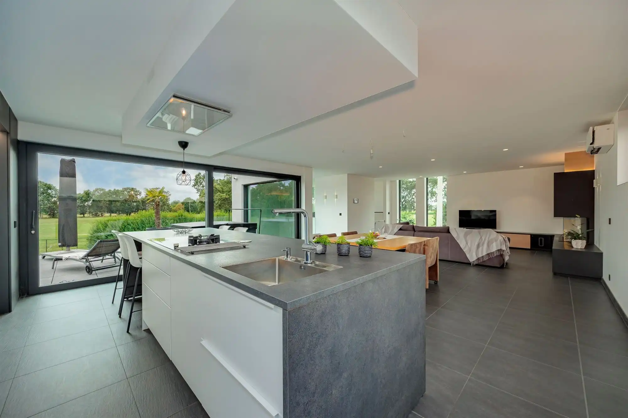 Exclusieve villa met 4 slaapkamers, 4 badkamers en luxueuze multifunctionele kelder op een toplocatie in Kalmthout! foto 6