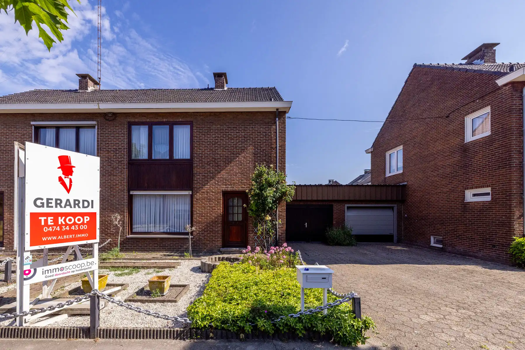 Hoofdfoto van de publicatie: Op te frissen woning met 3 slpks, garage en gezellige tuin