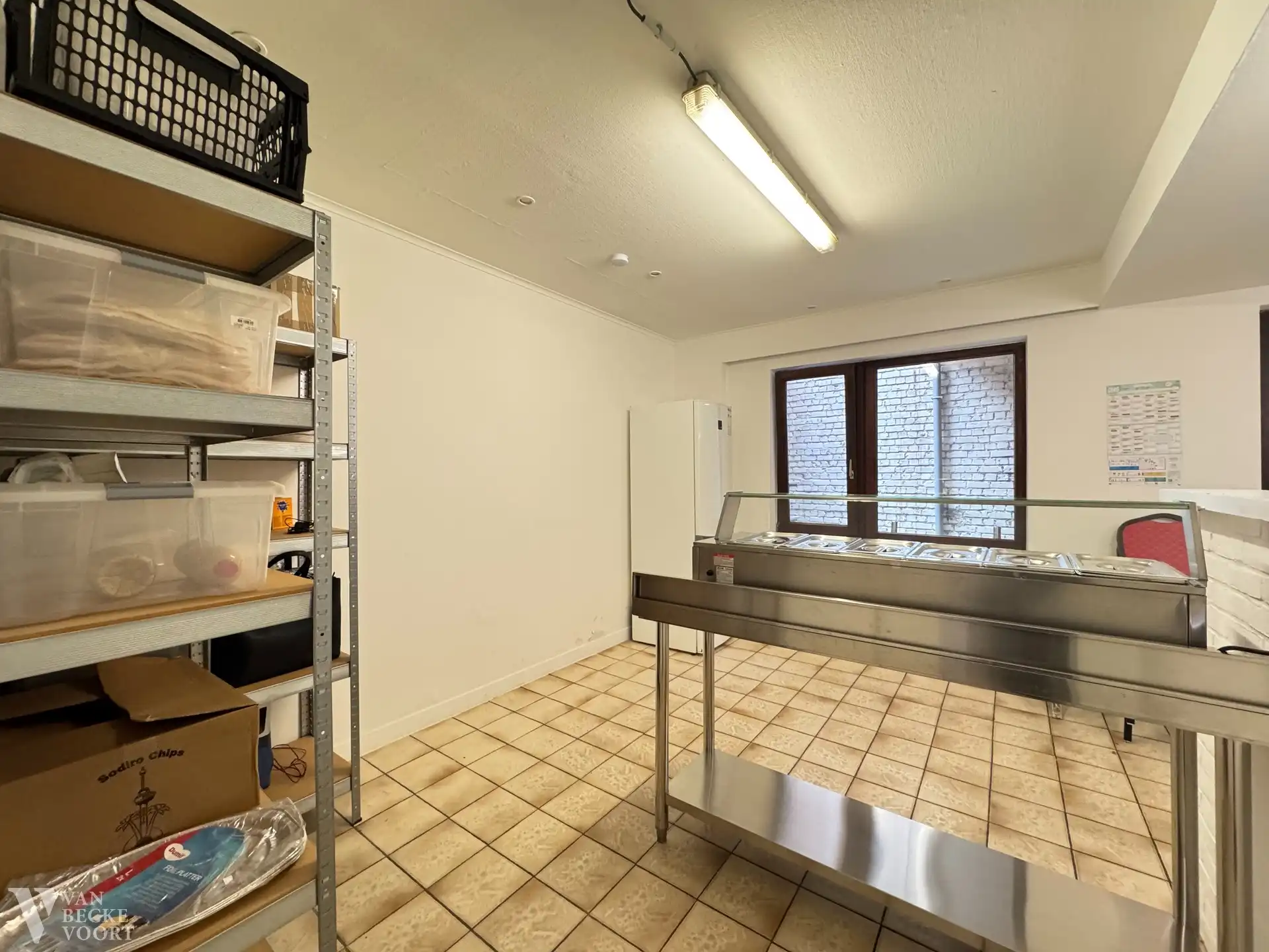Handelsgelijkvloers 60m² aan drukke invalsweg Oostende foto 5
