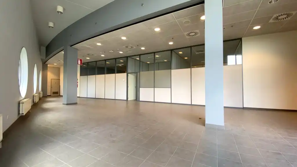 Instapklaar kantoor te huur nabij R8 in Kortrijk foto 15