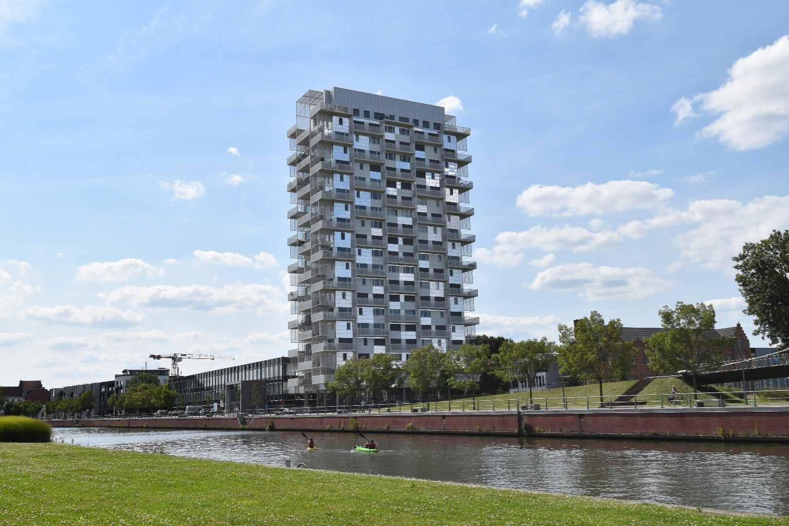 Modern 2-slaapkamer appartement met terras in de K-Tower aan de Leie in Kortrijk foto 17