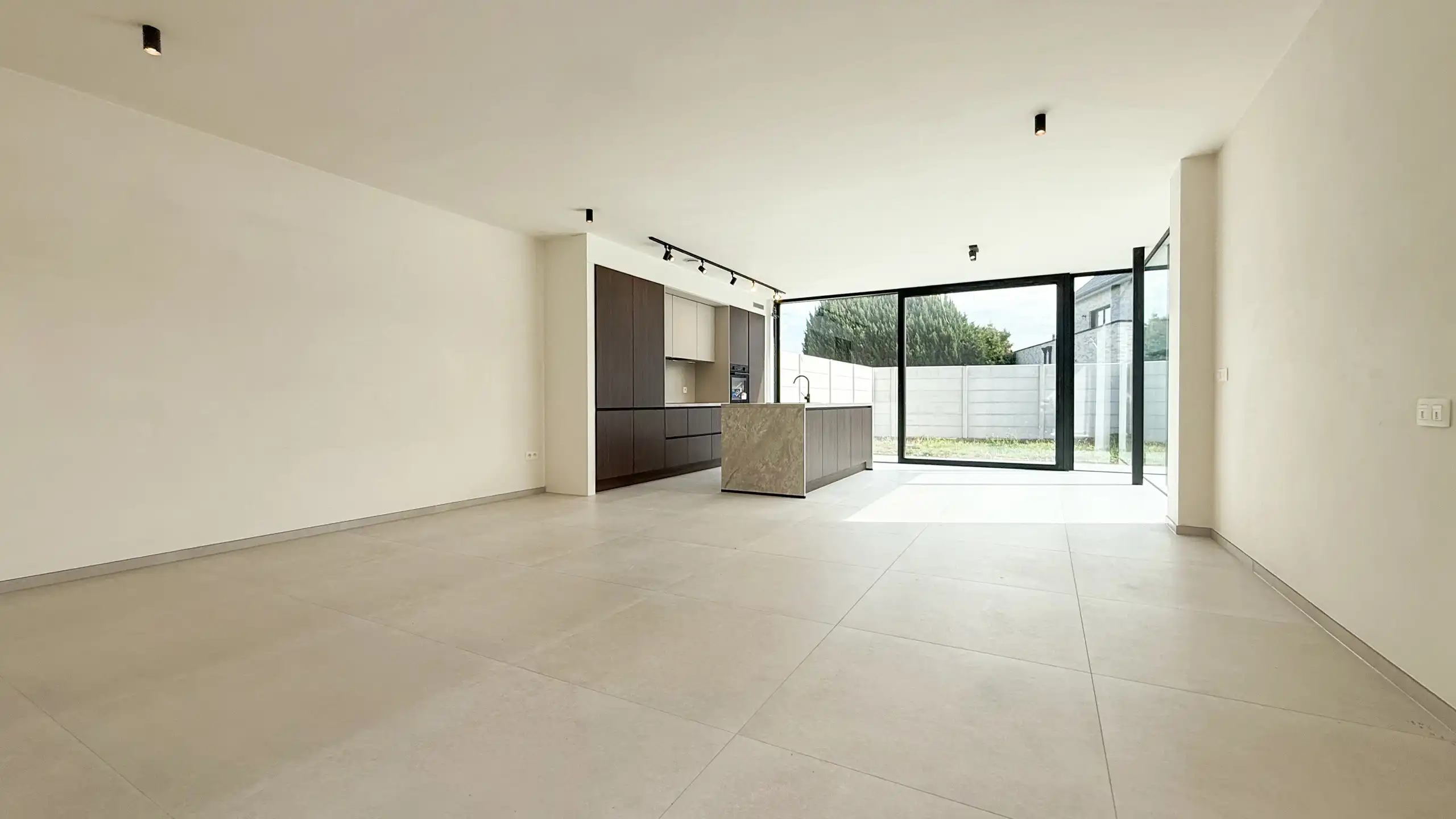 Kwalitatief afgewerkte nieuwbouwwoning op centrale ligging! foto 3
