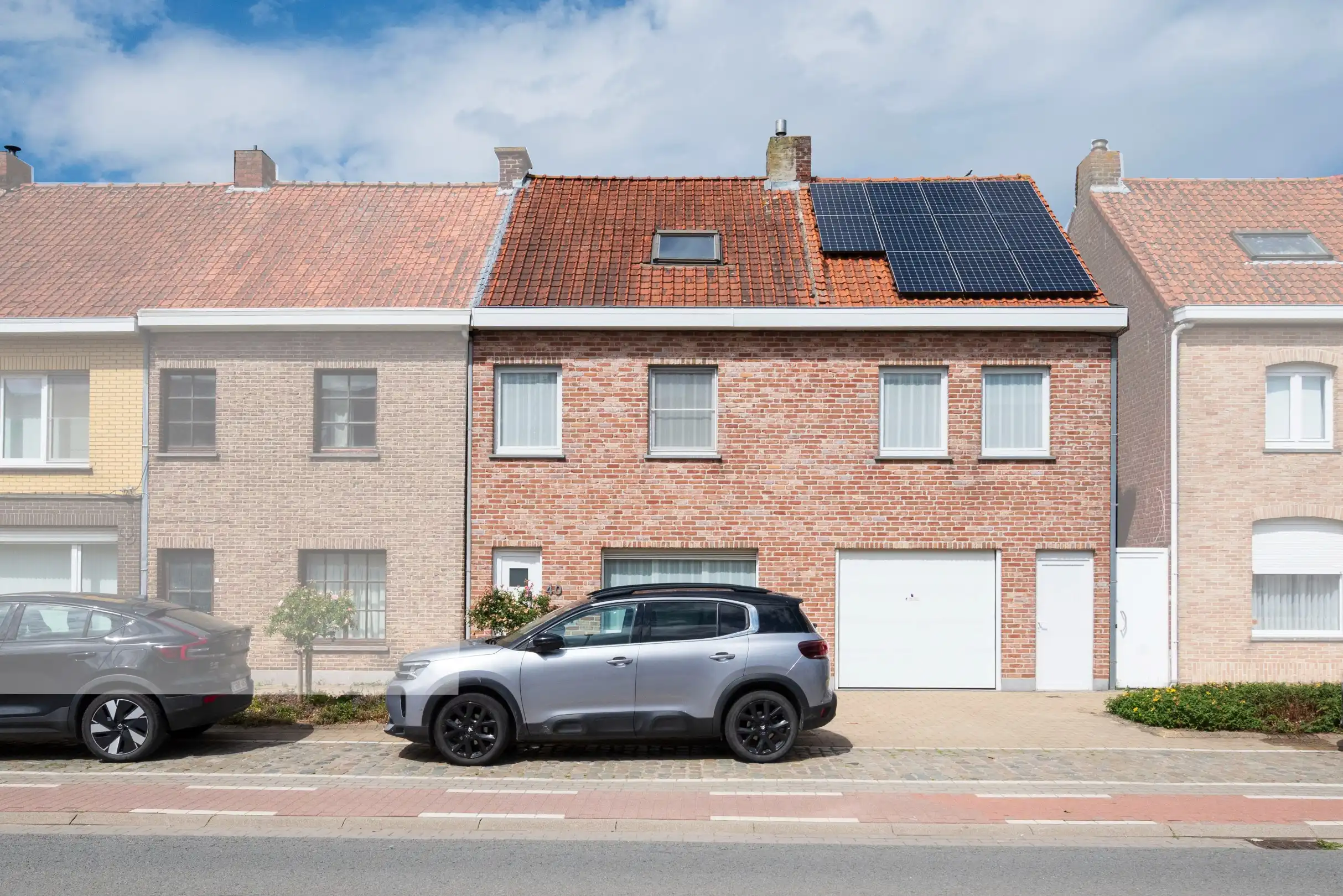 Ruime gezinswoning met tuin en garage. foto {{pictureIndex}}