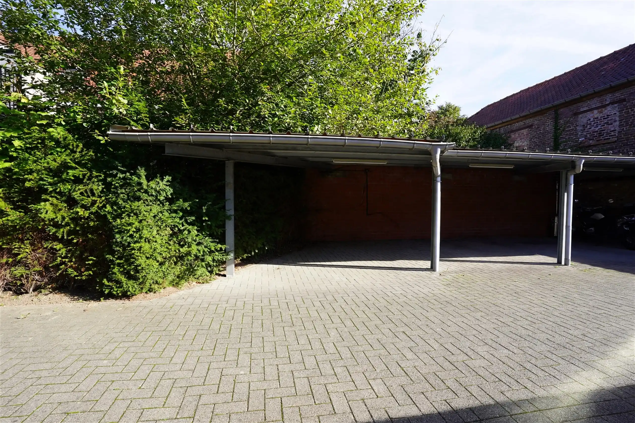 Jonge woning met 2 overrdekte staanplaatsen en kleine tuin foto 10
