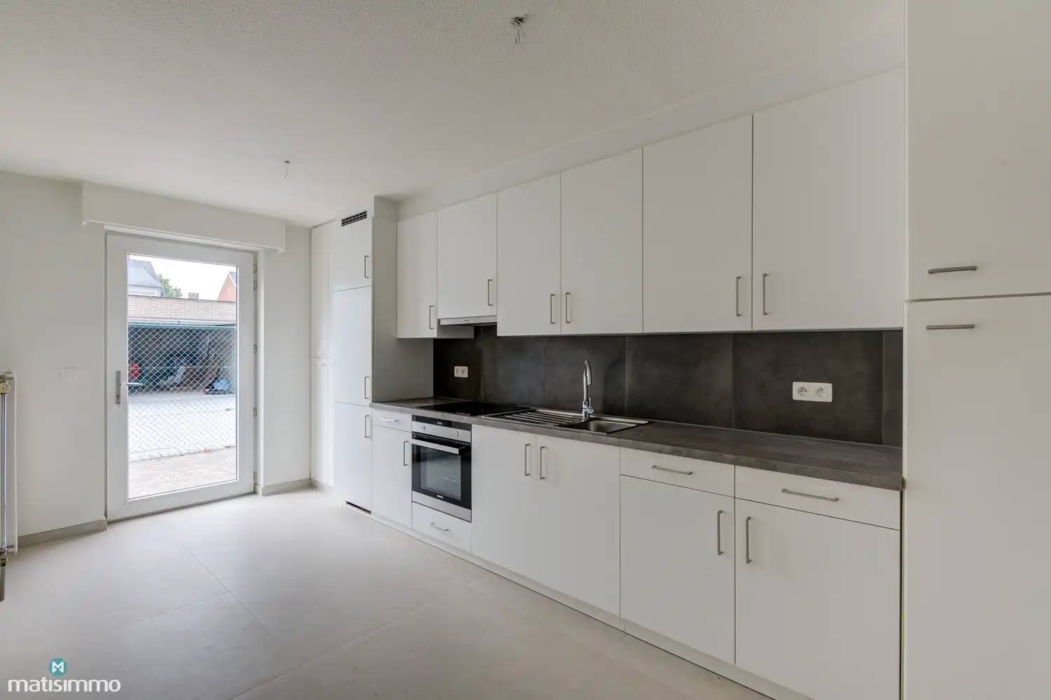 INSTAPKLAAR GELIJKVLOERS APPARTEMENT MET 2 SLAAPKAMERS, BERGING EN AUTOSTAANPLAATS NABIJ HET CENTRUM VAN BILZEN foto 6