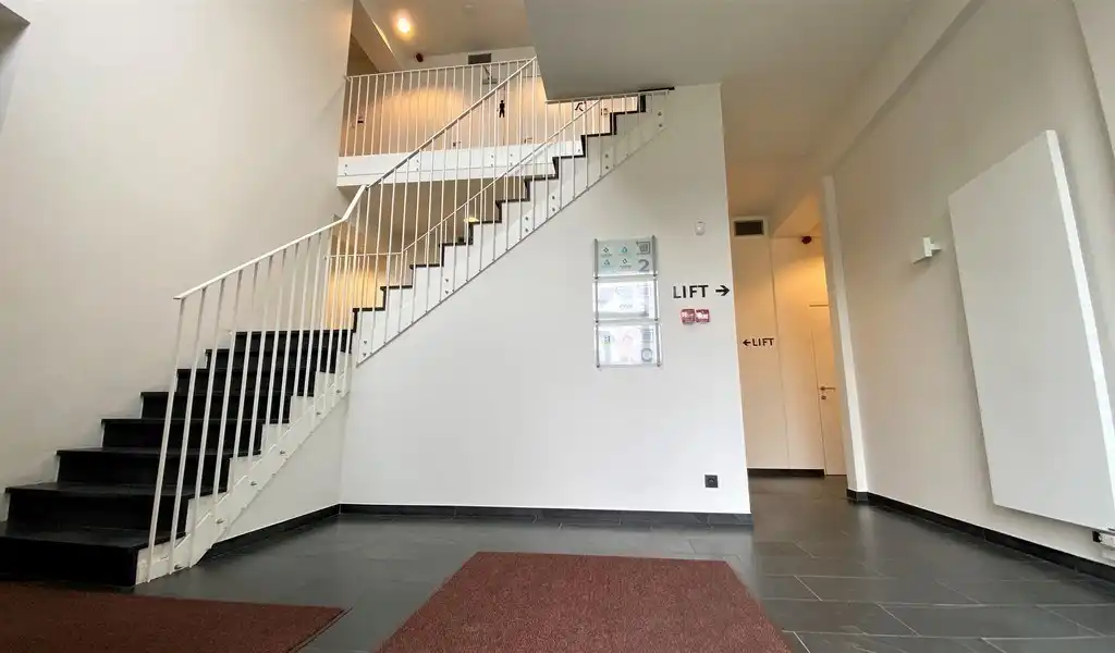 Instapklaar kantoor met terras te huur aan afrit E40 in Sint-Denijs-Westrem  foto 12