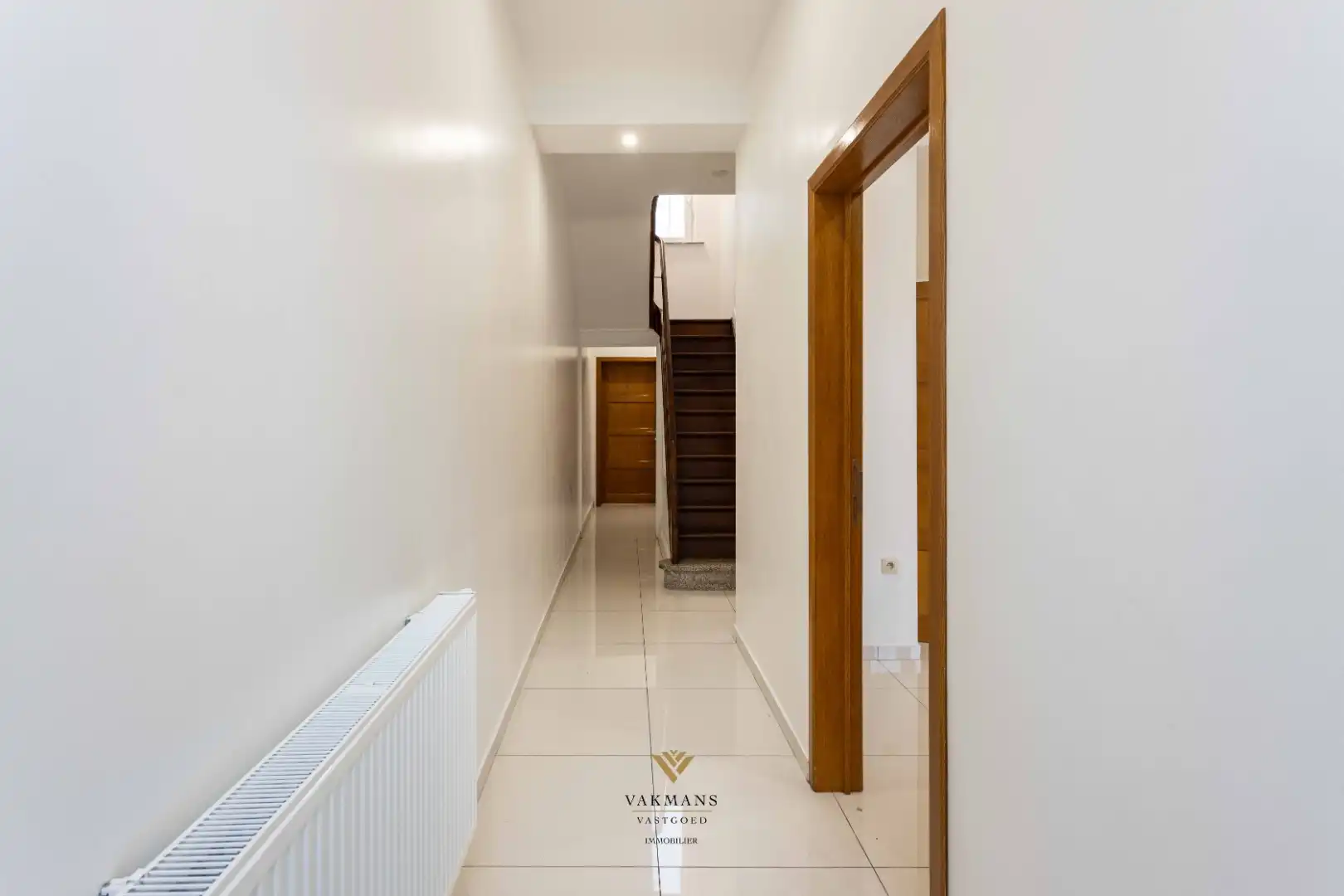 Ruime woning met 4 slaapkamers op rustige locatie foto 4