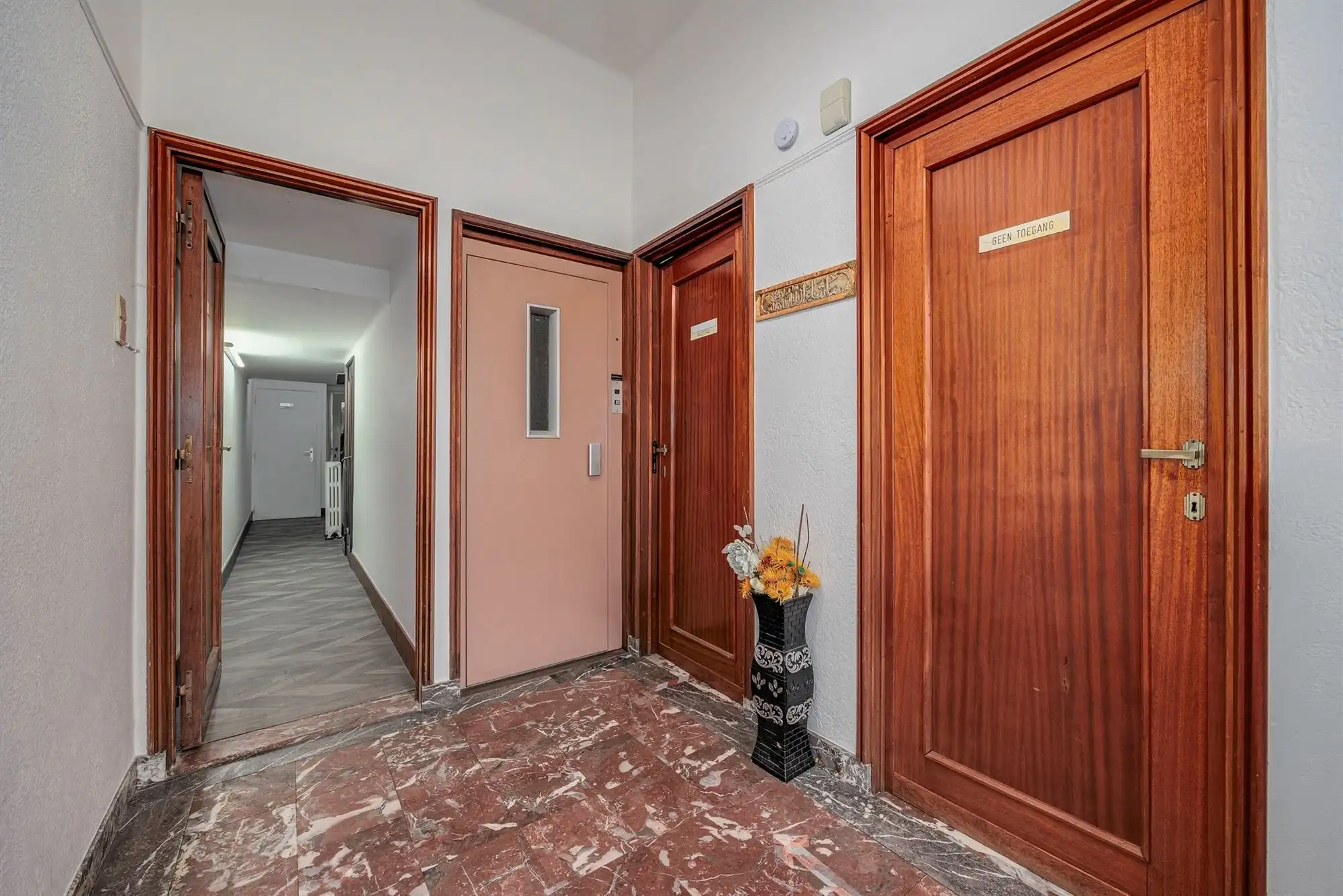 Ruime woning met veelzijdige praktijkruimtes foto 4