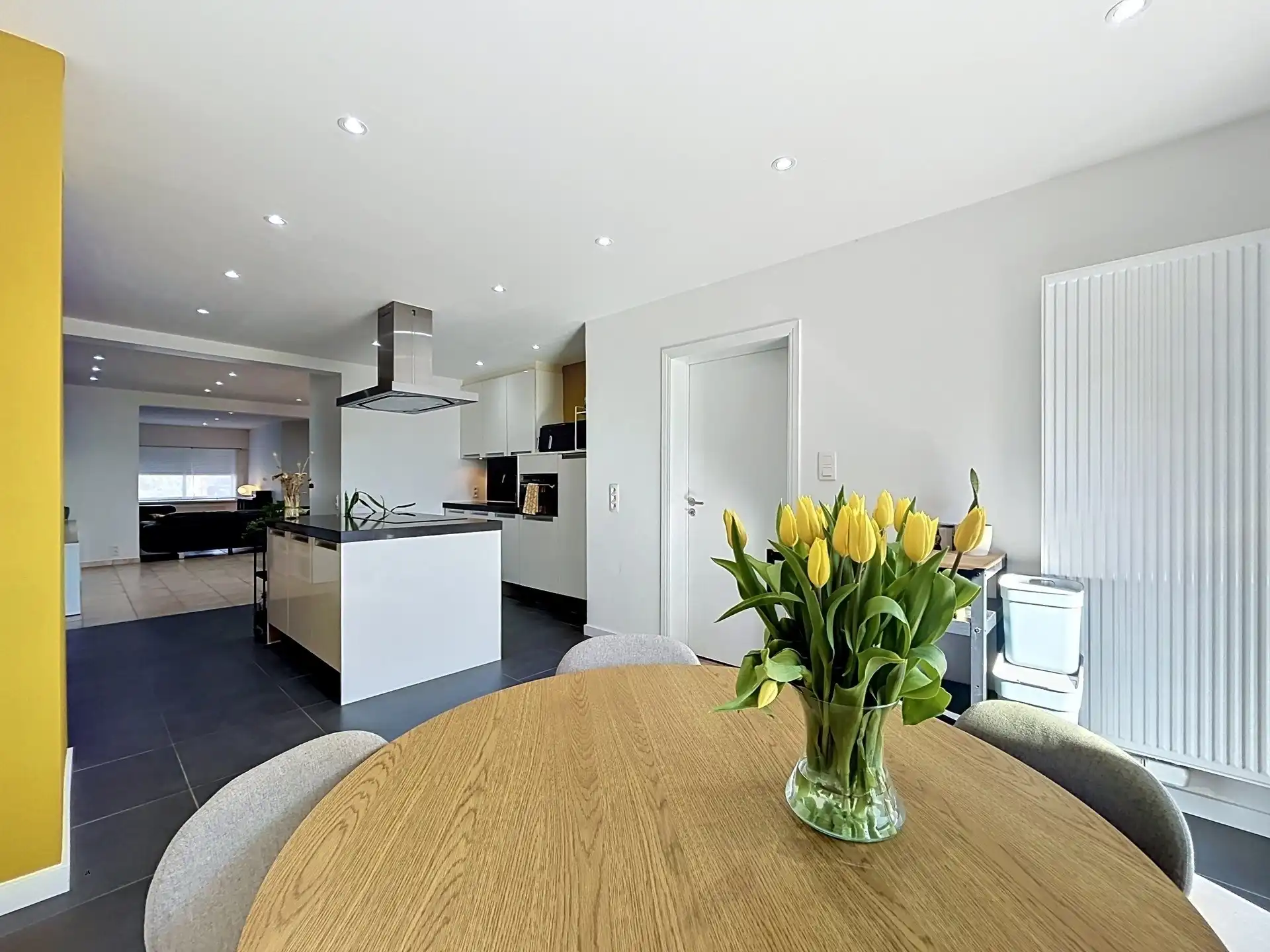 Ruime (264m²) strakke woning met vier slaapkamers en garage op perceel van 693m². foto 3