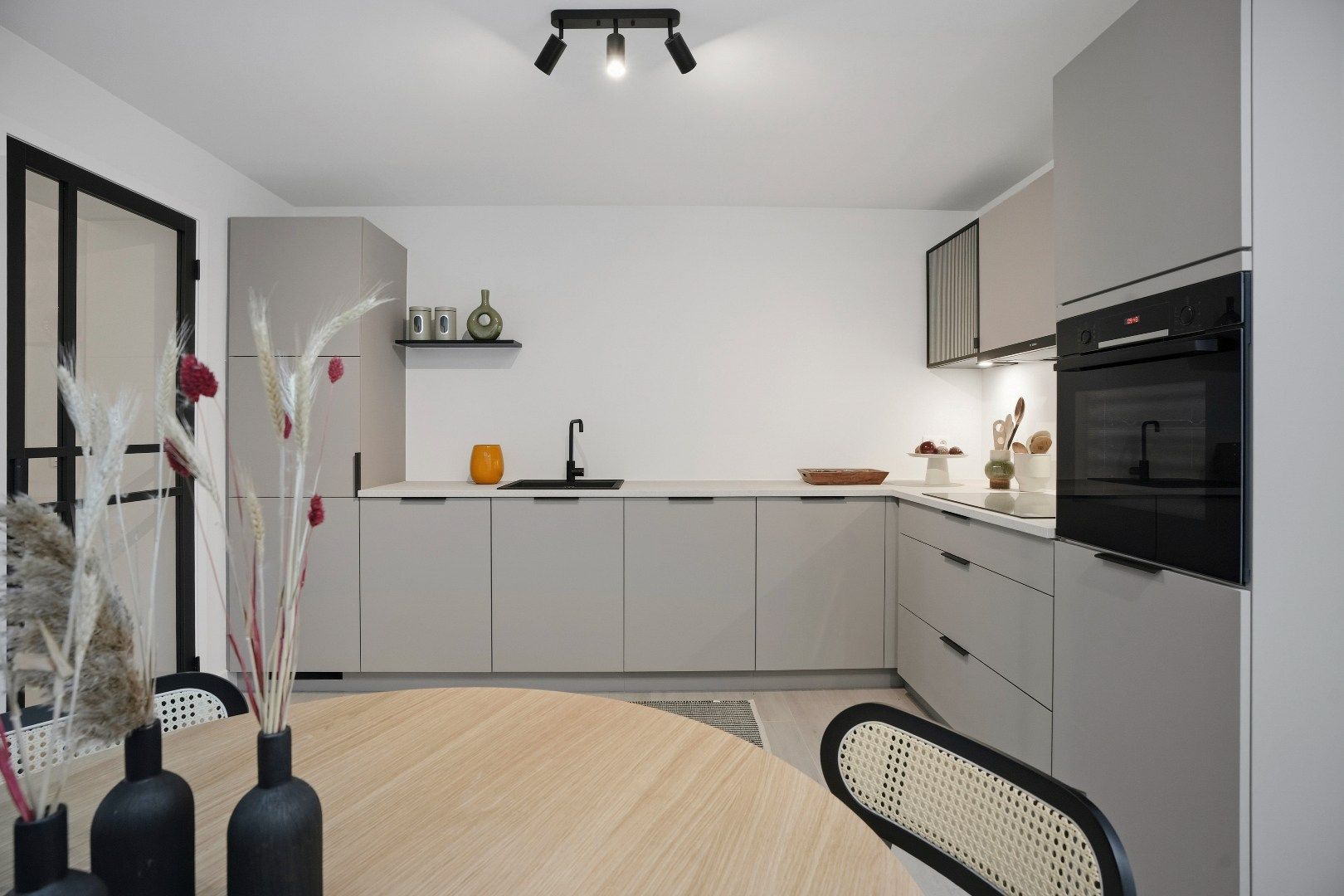 Grote woning, voorzien van vier kamers, twee badkamers, een uitweg,... foto 13