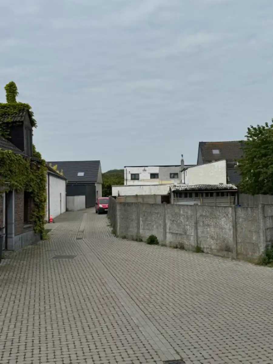 Te renoveren halfopen woning met grote naastliggende tuin foto 2