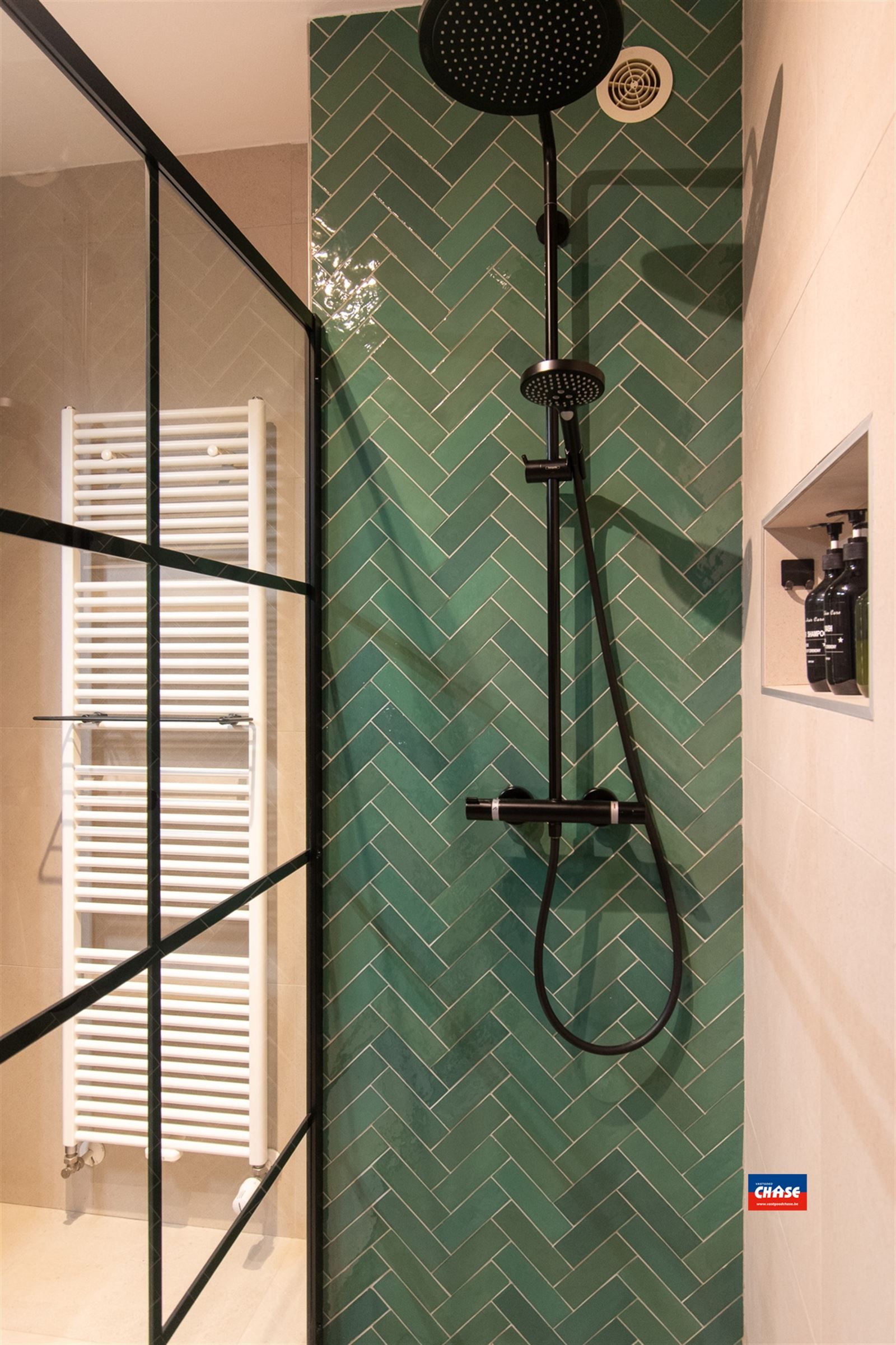 Modern appartement met 2 slpks, terras + garage foto 10